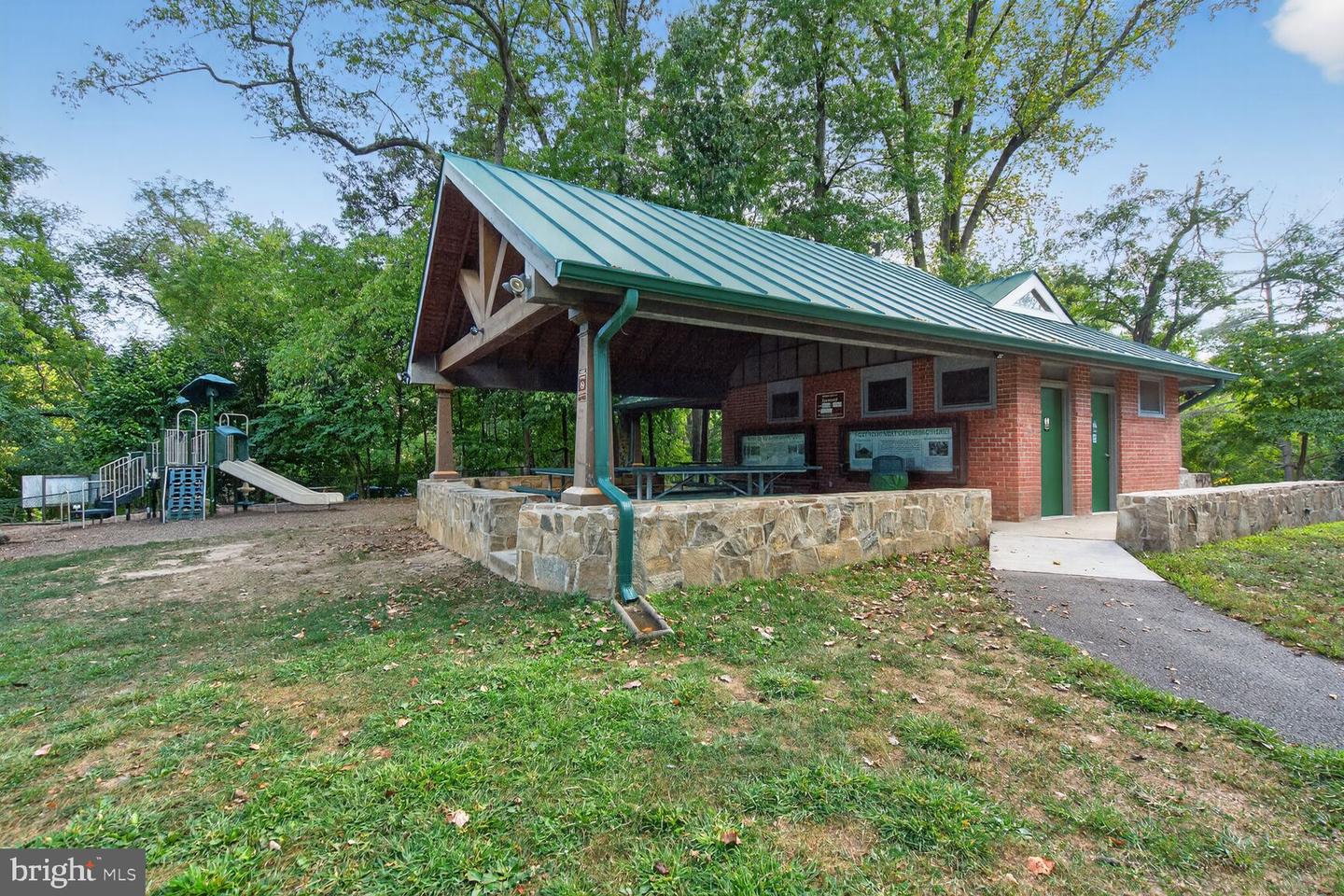 3950 27TH RD N, ARLINGTON, Virginia 22207, 5 Bedrooms Bedrooms, ,4 BathroomsBathrooms,Residential,For sale,3950 27TH RD N,VAAR2062198 MLS # VAAR2062198