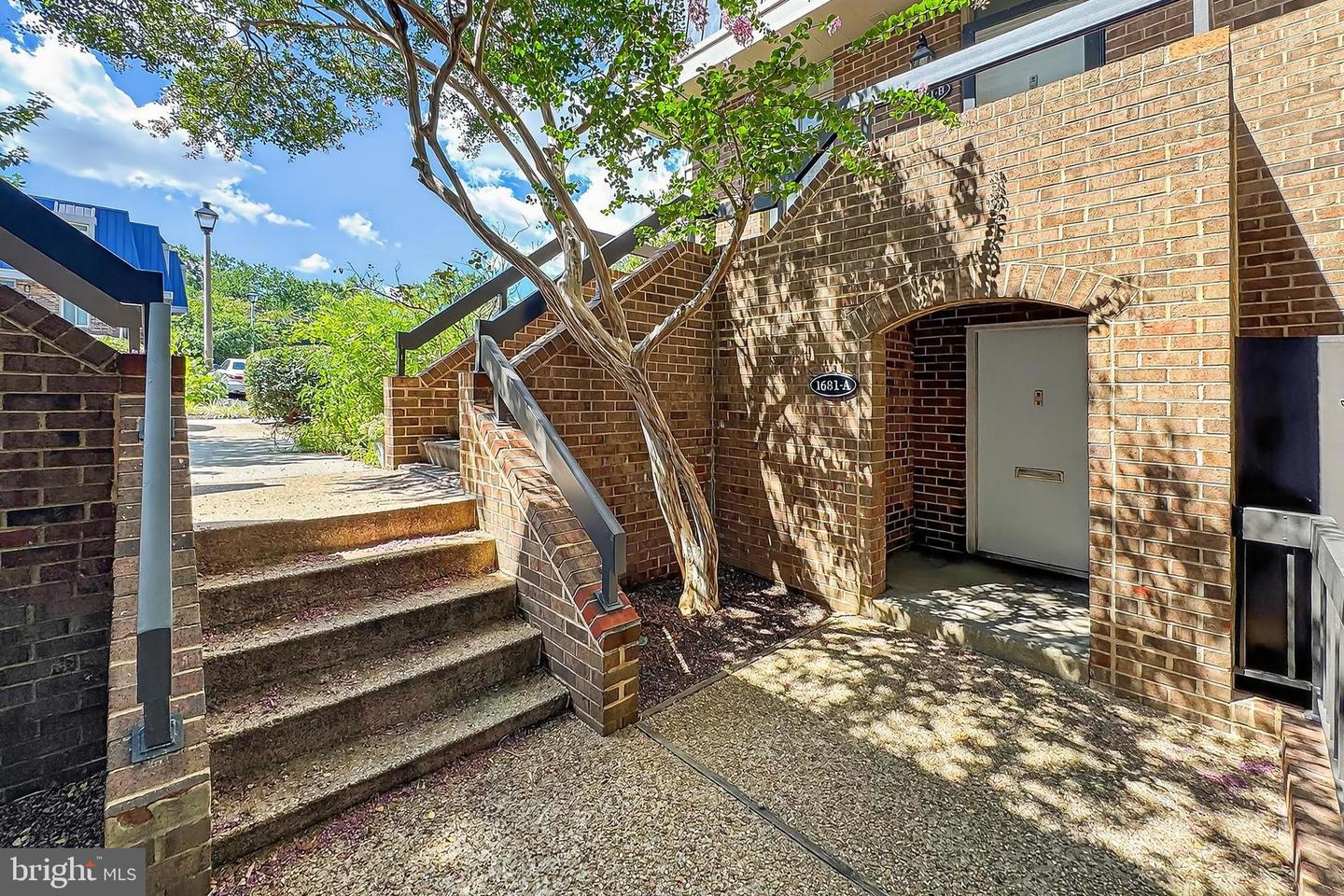 1681-A S HAYES ST #1, ARLINGTON, Virginia 22202, 3 Bedrooms Bedrooms, ,2 BathroomsBathrooms,Residential,For sale,1681-A S HAYES ST #1,VAAR2062526 MLS # VAAR2062526