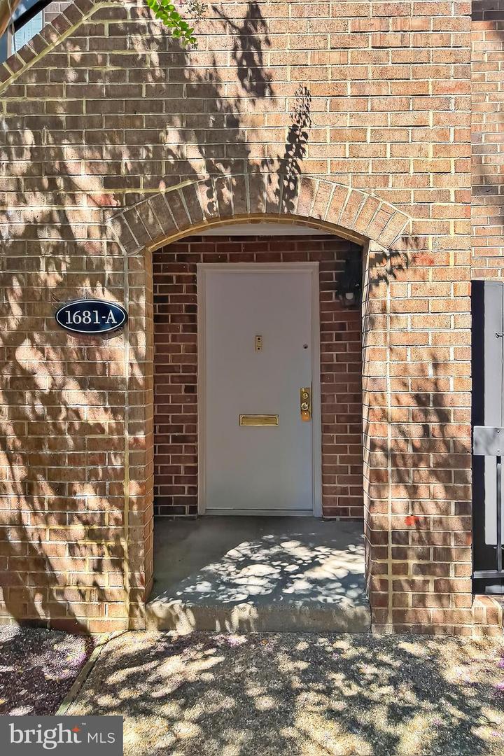 1681-A S HAYES ST #1, ARLINGTON, Virginia 22202, 3 Bedrooms Bedrooms, ,2 BathroomsBathrooms,Residential,For sale,1681-A S HAYES ST #1,VAAR2062526 MLS # VAAR2062526