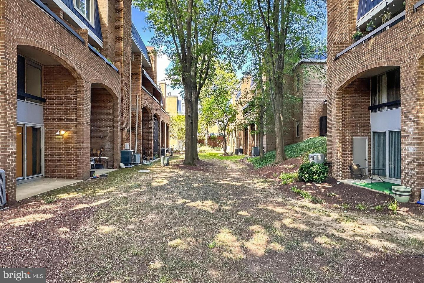 1681-A S HAYES ST #1, ARLINGTON, Virginia 22202, 3 Bedrooms Bedrooms, ,2 BathroomsBathrooms,Residential,For sale,1681-A S HAYES ST #1,VAAR2062526 MLS # VAAR2062526