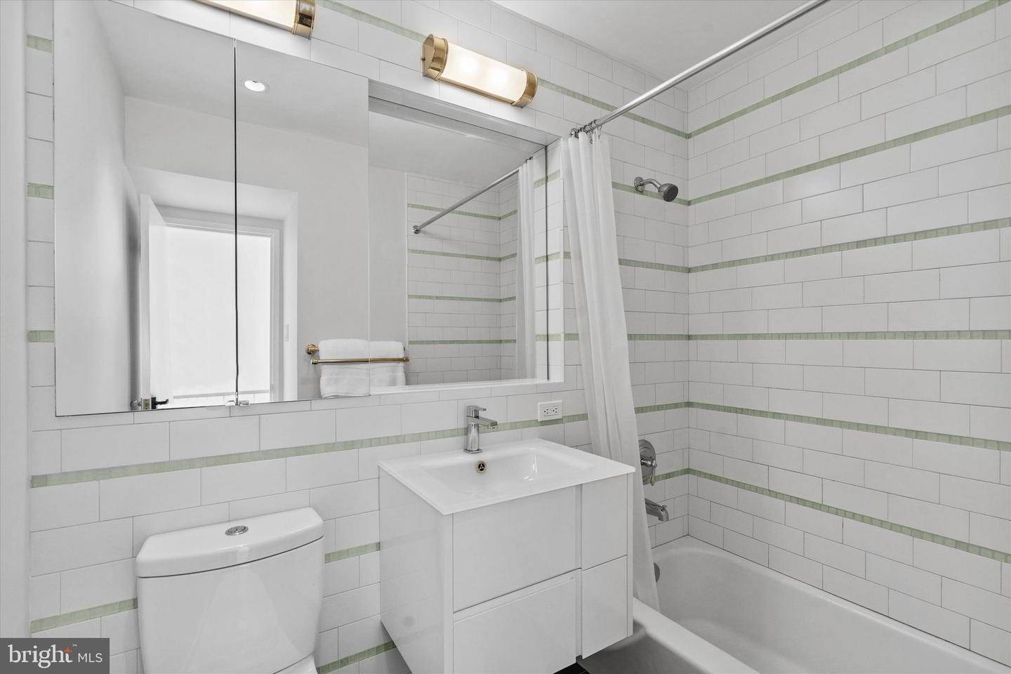 407 N ST SW #4, WASHINGTON, District Of Columbia 20024, 4 Bedrooms Bedrooms, ,3 BathroomsBathrooms,Residential,For sale,407 N ST SW #4,DCDC2216540 MLS # DCDC2216540