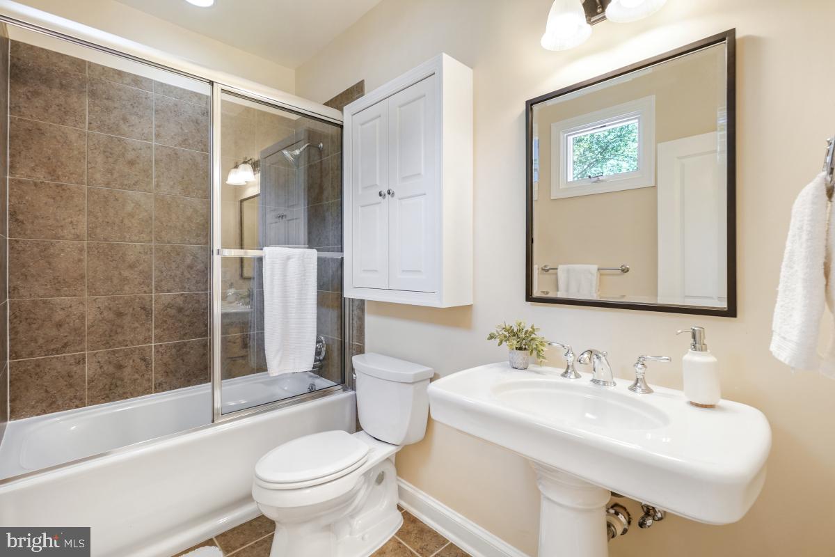 217 TALAHI RD SE, VIENNA, Virginia 22180, 4 Bedrooms Bedrooms, ,4 BathroomsBathrooms,Residential,For sale,217 TALAHI RD SE,VAFX2263720 MLS # VAFX2263720