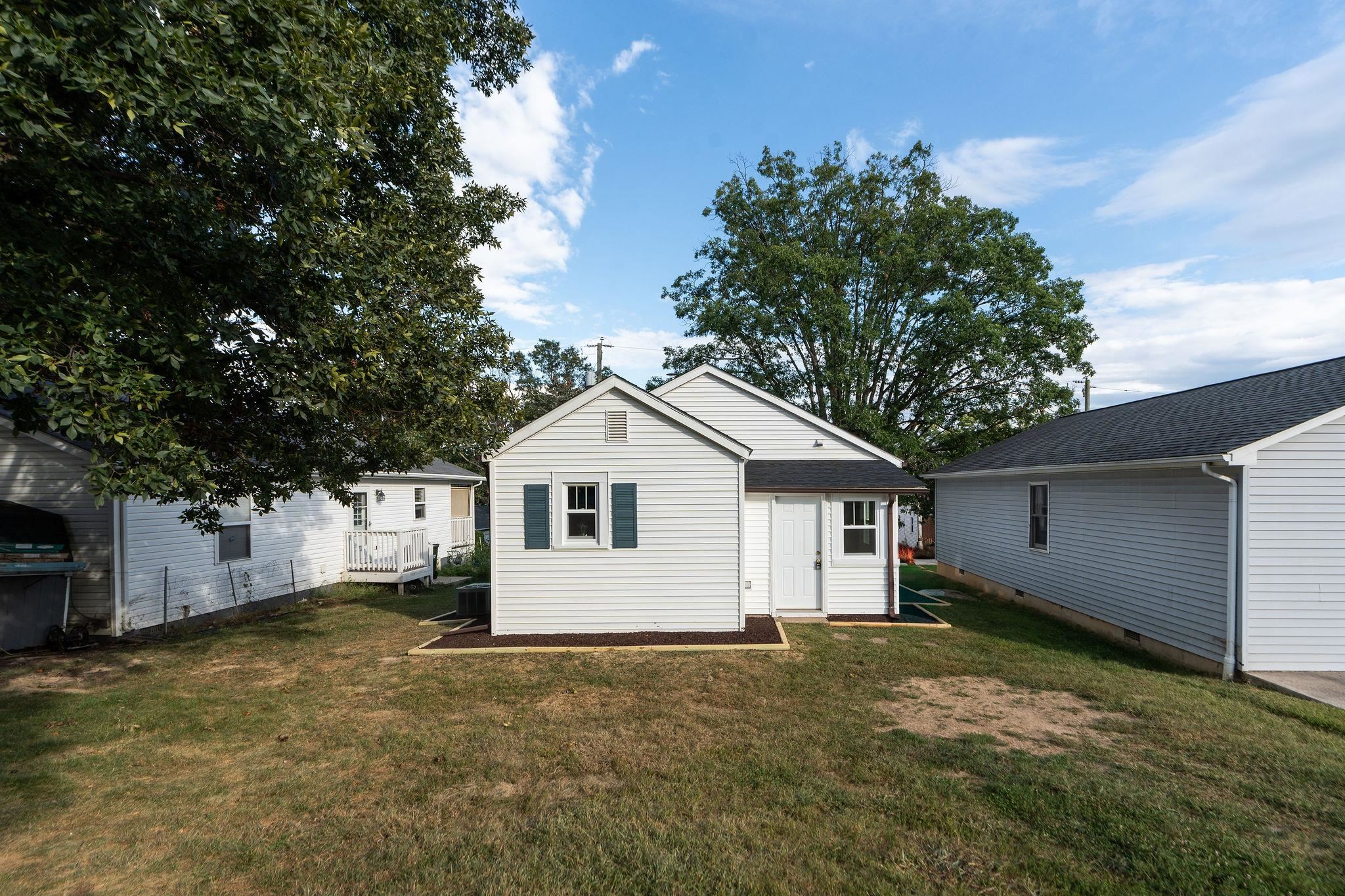 404 F ST, STAUNTON, Virginia 24401, 2 Bedrooms Bedrooms, ,1 BathroomBathrooms,Residential,404 F ST,668673 MLS # 668673