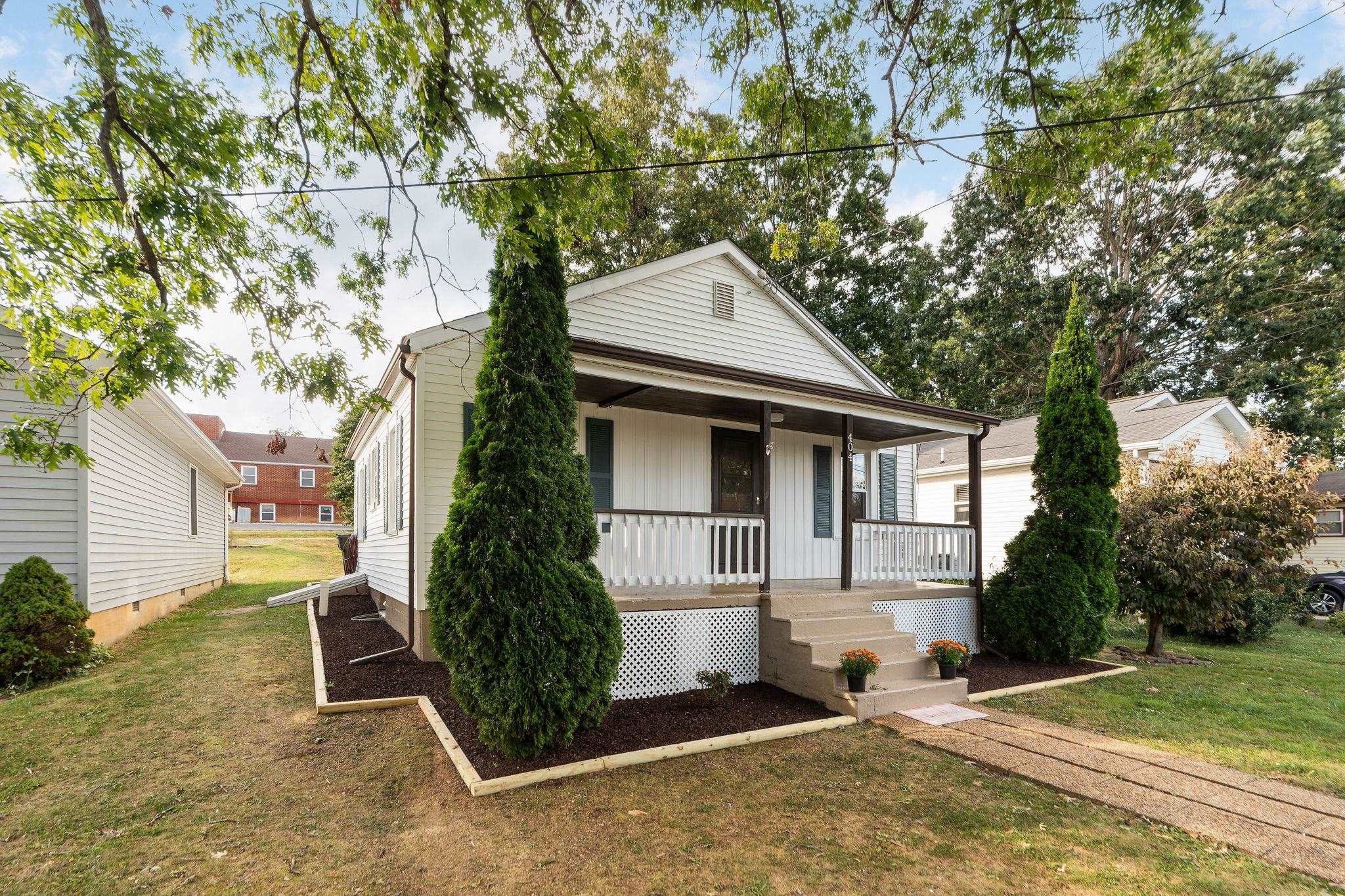 404 F ST, STAUNTON, Virginia 24401, 2 Bedrooms Bedrooms, ,1 BathroomBathrooms,Residential,404 F ST,668673 MLS # 668673