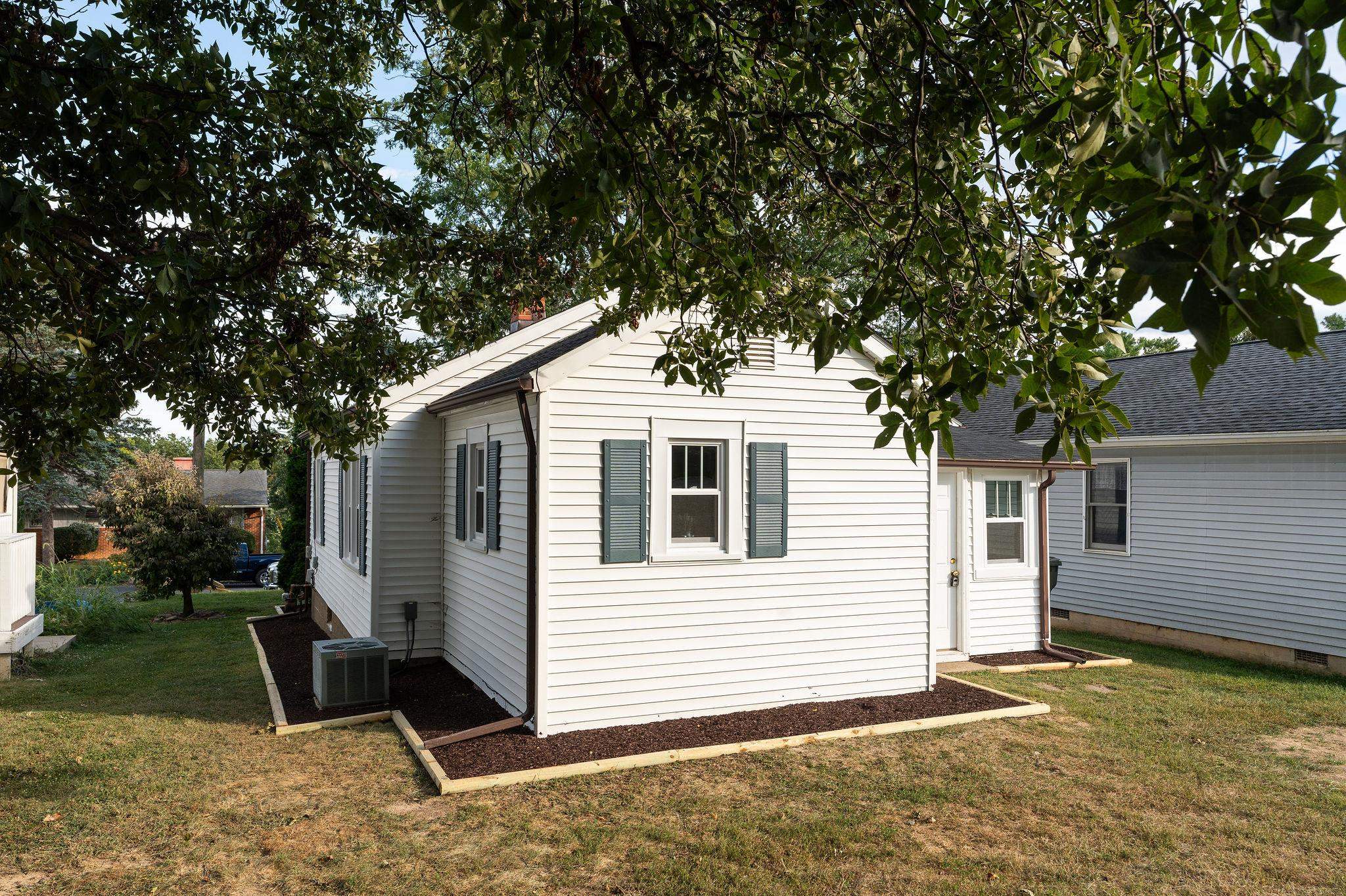404 F ST, STAUNTON, Virginia 24401, 2 Bedrooms Bedrooms, ,1 BathroomBathrooms,Residential,404 F ST,668673 MLS # 668673