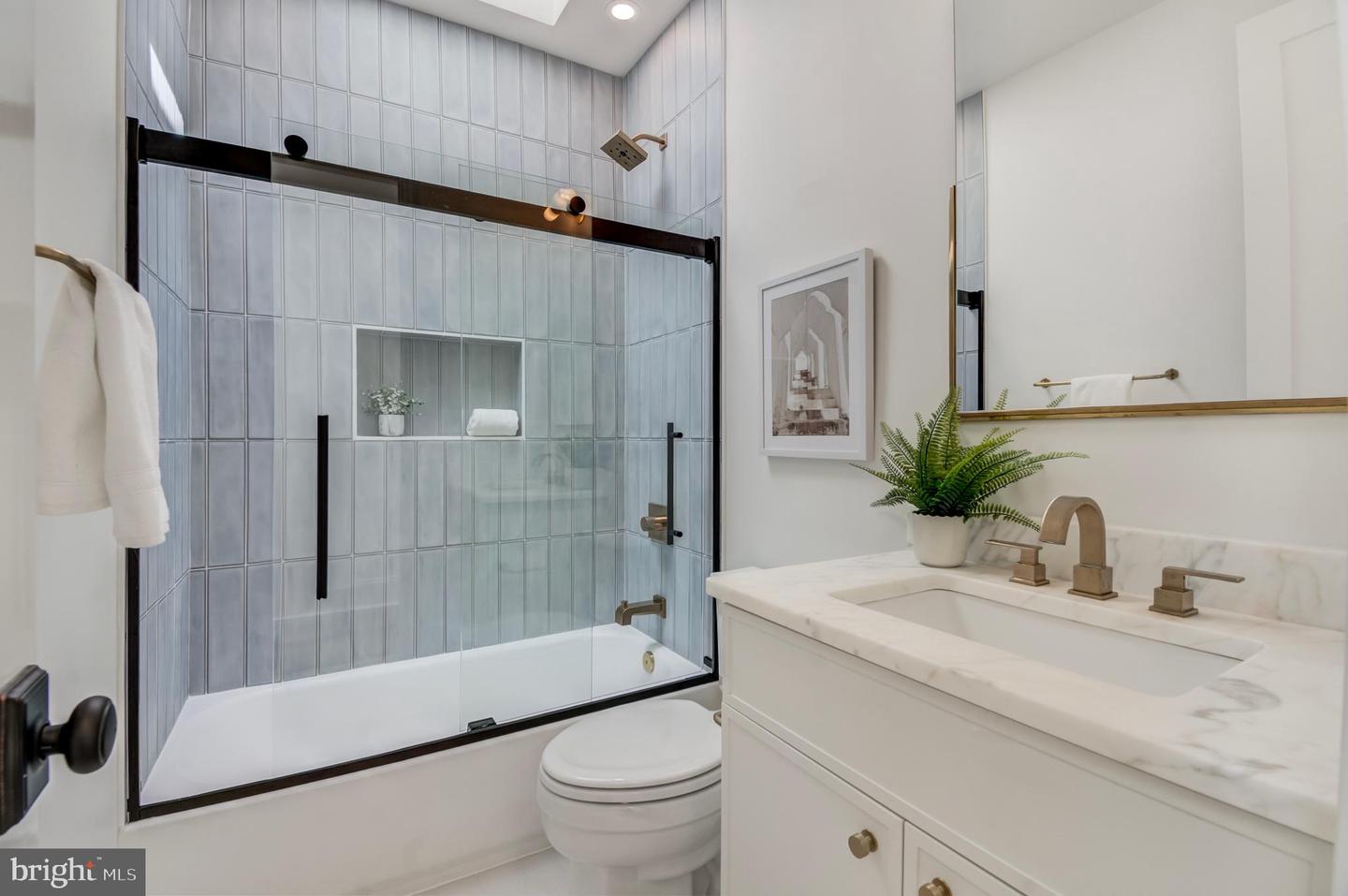 326 D ST NE, WASHINGTON, District Of Columbia 20002, 5 Bedrooms Bedrooms, ,3 BathroomsBathrooms,Residential,For sale,326 D ST NE,DCDC2216926 MLS # DCDC2216926