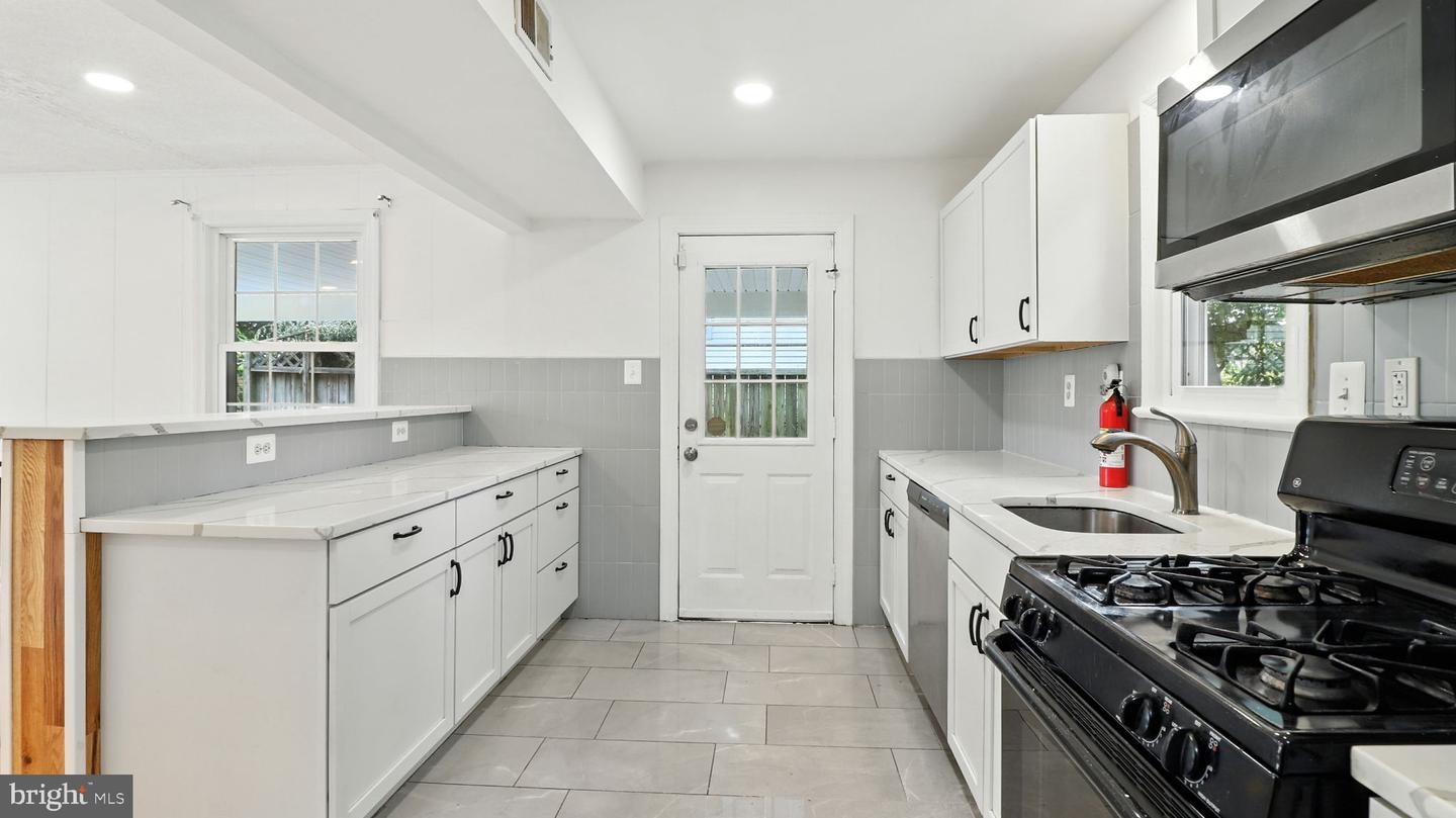 6911 ARLINGTON BLVD, FALLS CHURCH, Virginia 22042, 5 Bedrooms Bedrooms, 6 Rooms Rooms,3 BathroomsBathrooms,Residential,For sale,6911 ARLINGTON BLVD,VAFX2264134 MLS # VAFX2264134