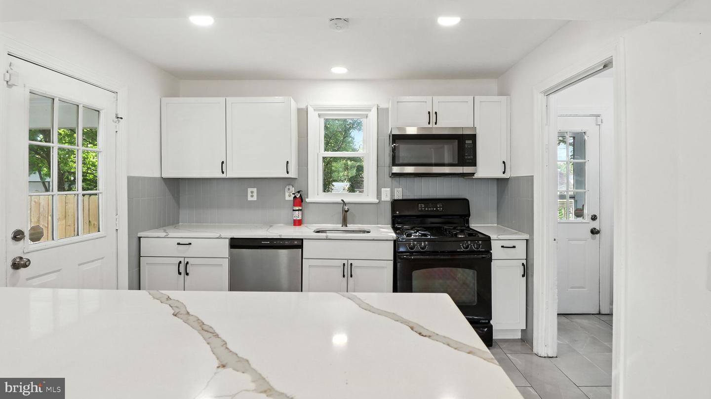6911 ARLINGTON BLVD, FALLS CHURCH, Virginia 22042, 5 Bedrooms Bedrooms, 6 Rooms Rooms,3 BathroomsBathrooms,Residential,For sale,6911 ARLINGTON BLVD,VAFX2264134 MLS # VAFX2264134