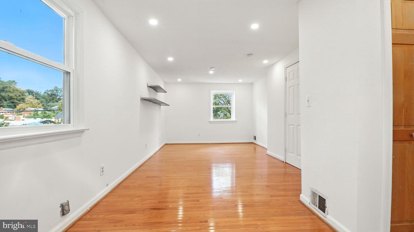 6911 ARLINGTON BLVD, FALLS CHURCH, Virginia 22042, 5 Bedrooms Bedrooms, 6 Rooms Rooms,3 BathroomsBathrooms,Residential,For sale,6911 ARLINGTON BLVD,VAFX2264134 MLS # VAFX2264134