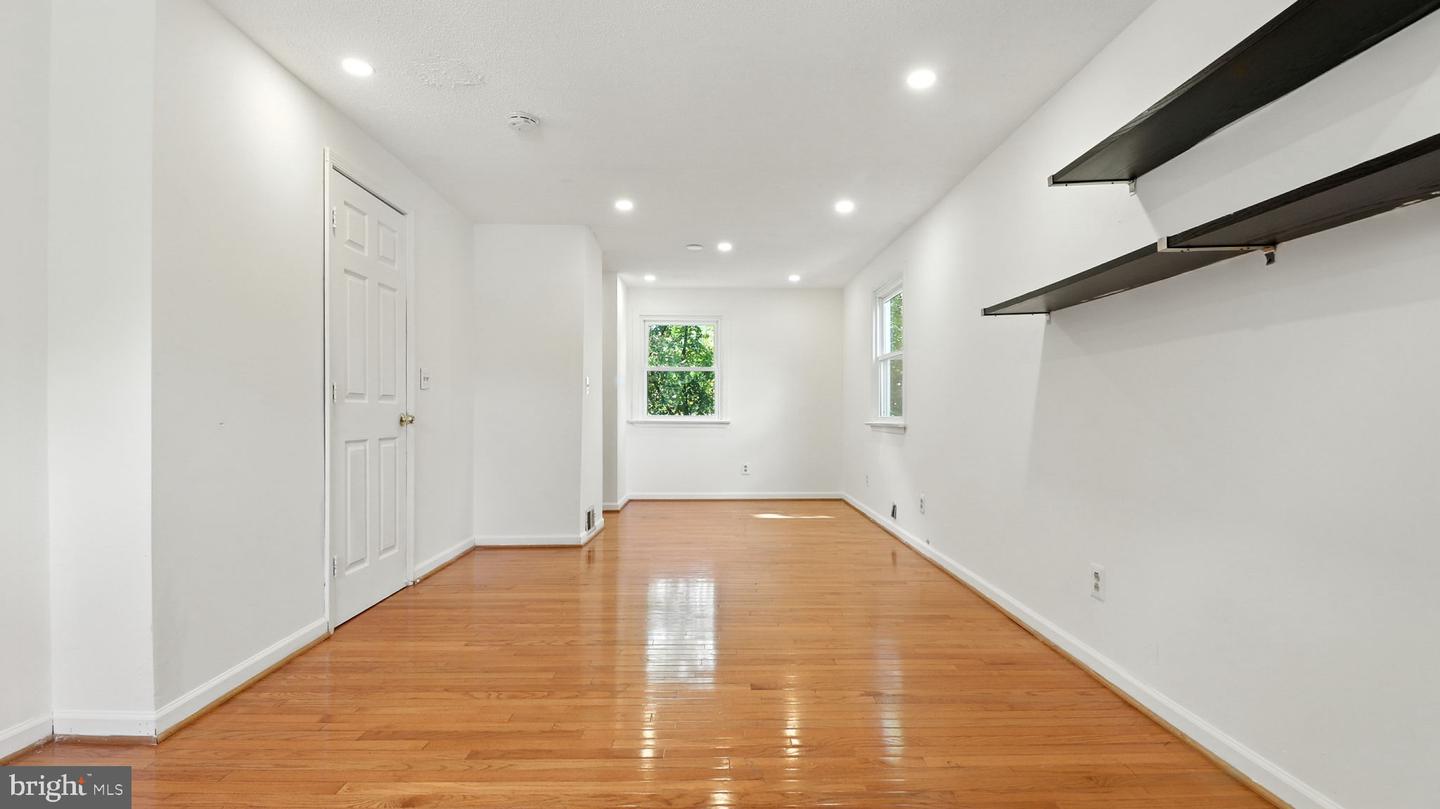 6911 ARLINGTON BLVD, FALLS CHURCH, Virginia 22042, 5 Bedrooms Bedrooms, 6 Rooms Rooms,3 BathroomsBathrooms,Residential,For sale,6911 ARLINGTON BLVD,VAFX2264134 MLS # VAFX2264134