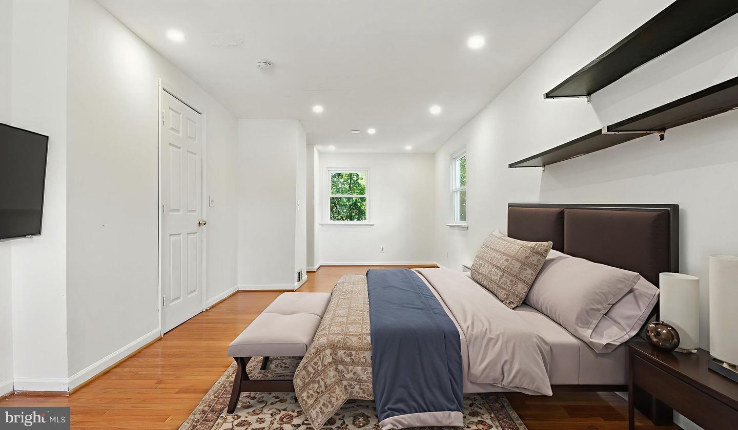 6911 ARLINGTON BLVD, FALLS CHURCH, Virginia 22042, 5 Bedrooms Bedrooms, 6 Rooms Rooms,3 BathroomsBathrooms,Residential,For sale,6911 ARLINGTON BLVD,VAFX2264134 MLS # VAFX2264134