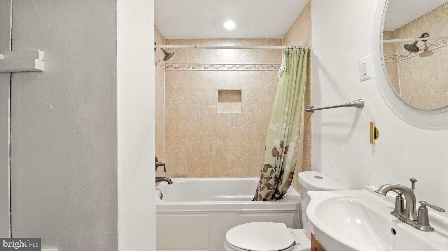 6911 ARLINGTON BLVD, FALLS CHURCH, Virginia 22042, 5 Bedrooms Bedrooms, 6 Rooms Rooms,3 BathroomsBathrooms,Residential,For sale,6911 ARLINGTON BLVD,VAFX2264134 MLS # VAFX2264134
