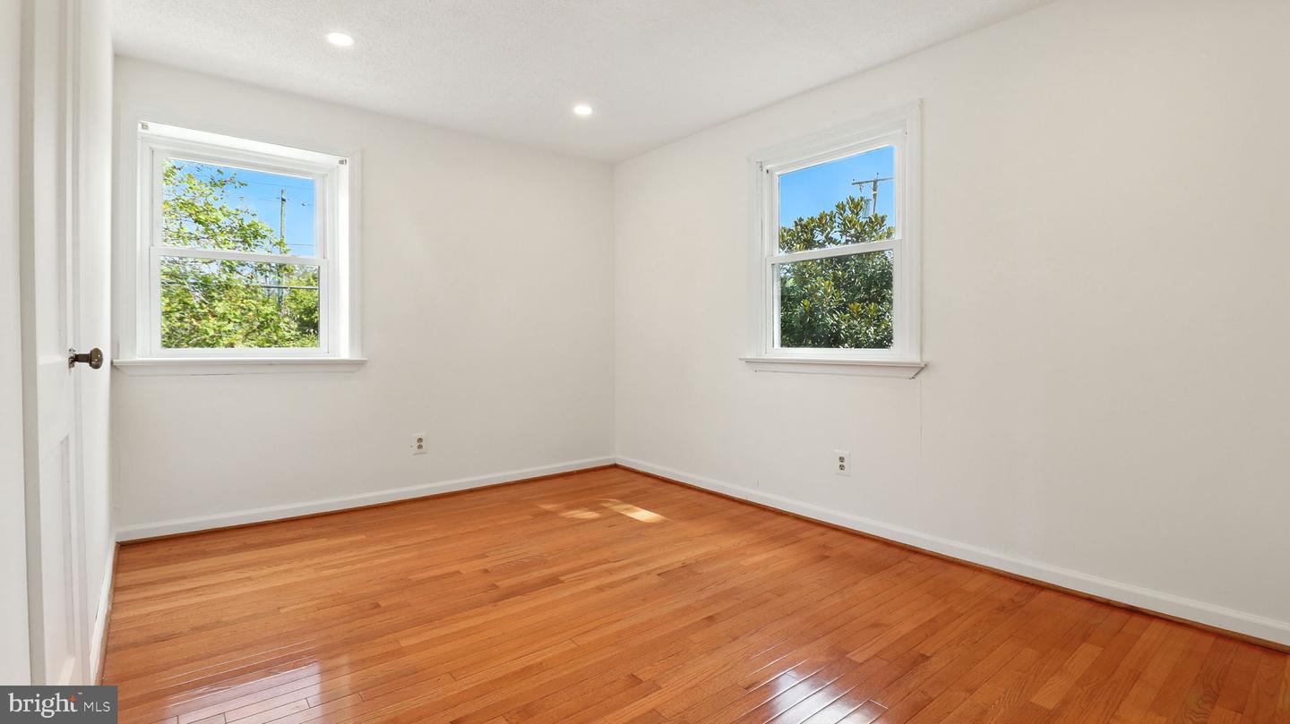 6911 ARLINGTON BLVD, FALLS CHURCH, Virginia 22042, 5 Bedrooms Bedrooms, 6 Rooms Rooms,3 BathroomsBathrooms,Residential,For sale,6911 ARLINGTON BLVD,VAFX2264134 MLS # VAFX2264134