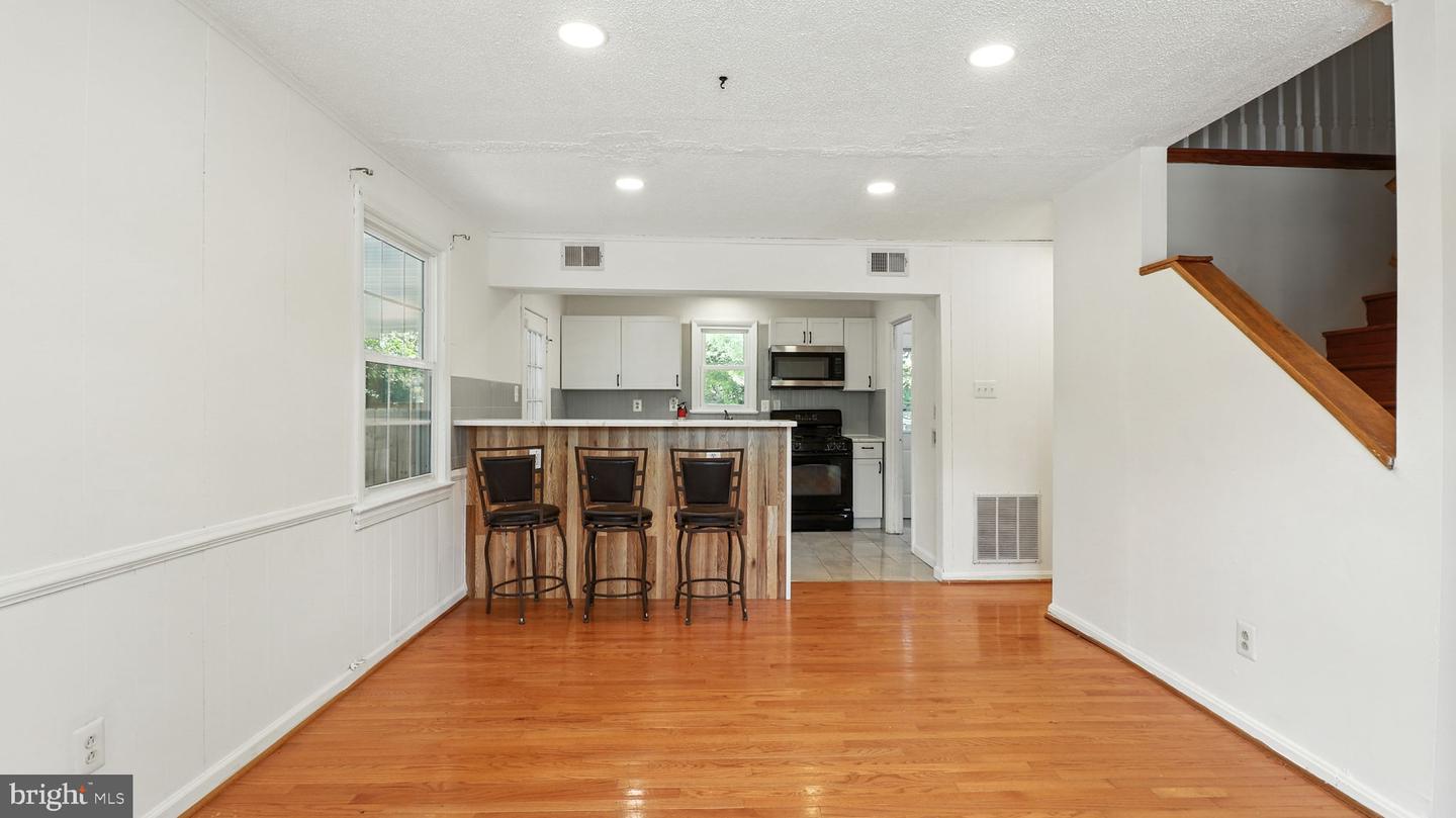 6911 ARLINGTON BLVD, FALLS CHURCH, Virginia 22042, 5 Bedrooms Bedrooms, 6 Rooms Rooms,3 BathroomsBathrooms,Residential,For sale,6911 ARLINGTON BLVD,VAFX2264134 MLS # VAFX2264134