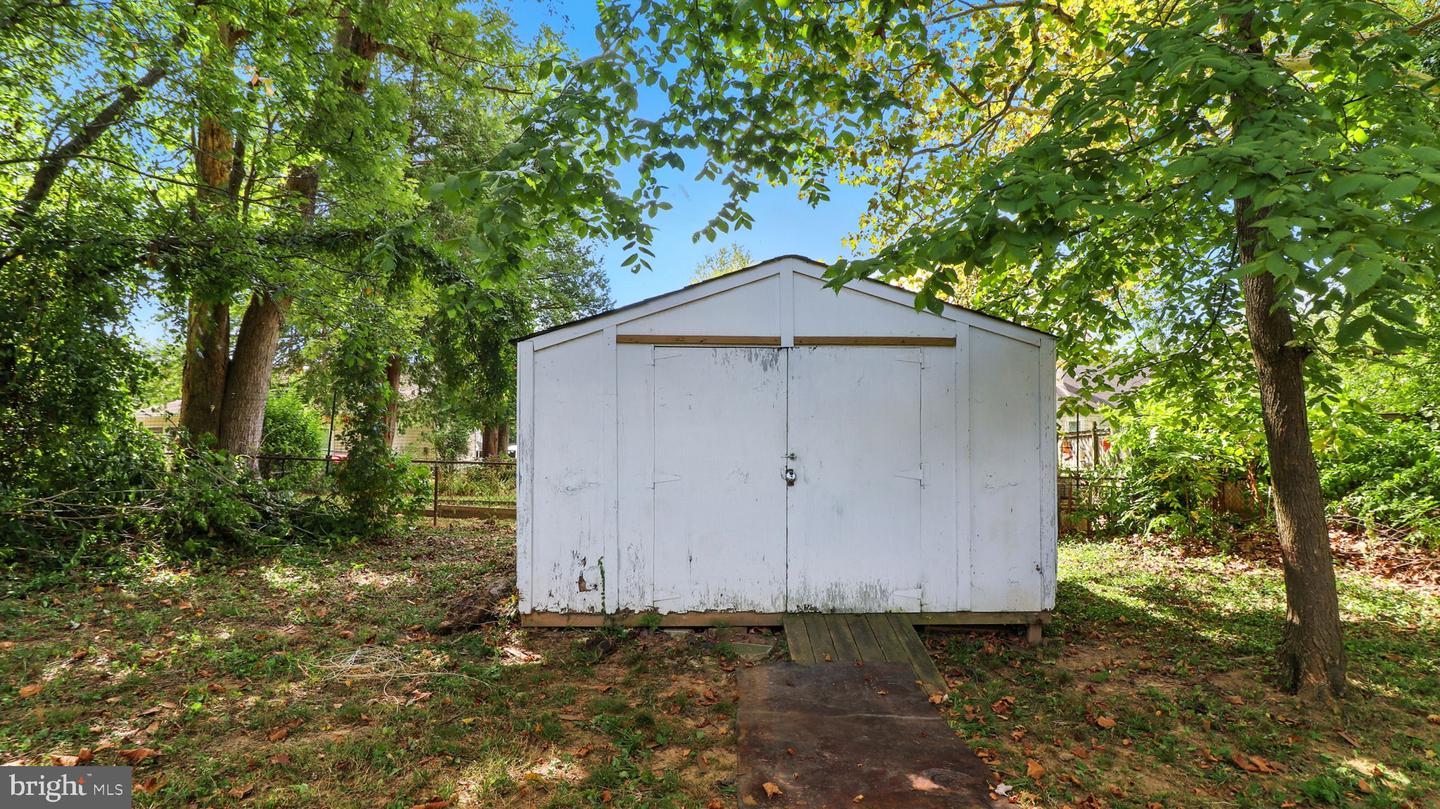 6911 ARLINGTON BLVD, FALLS CHURCH, Virginia 22042, 5 Bedrooms Bedrooms, 6 Rooms Rooms,3 BathroomsBathrooms,Residential,For sale,6911 ARLINGTON BLVD,VAFX2264134 MLS # VAFX2264134