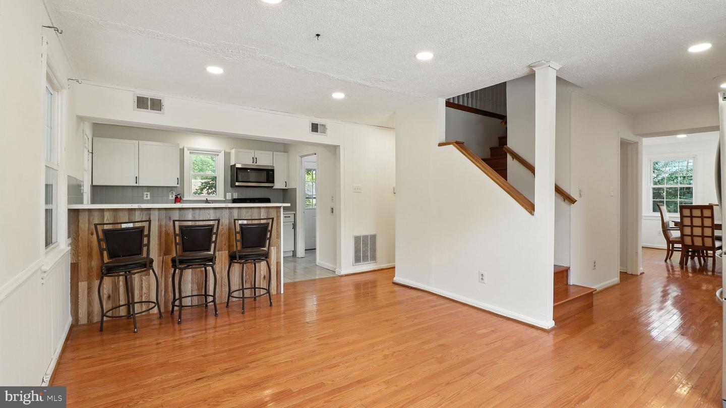 6911 ARLINGTON BLVD, FALLS CHURCH, Virginia 22042, 5 Bedrooms Bedrooms, 6 Rooms Rooms,3 BathroomsBathrooms,Residential,For sale,6911 ARLINGTON BLVD,VAFX2264134 MLS # VAFX2264134