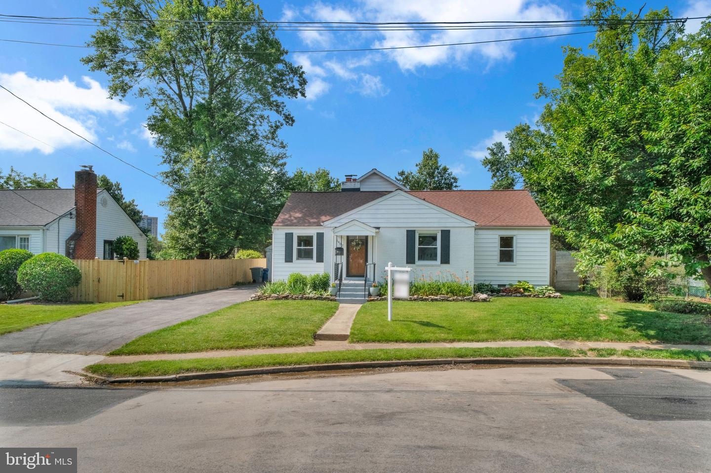 5402 S 12TH ST S, ARLINGTON, Virginia 22204, 5 Bedrooms Bedrooms, ,2 BathroomsBathrooms,Residential,For sale,5402 S 12TH ST S,VAFX2264108 MLS # VAFX2264108