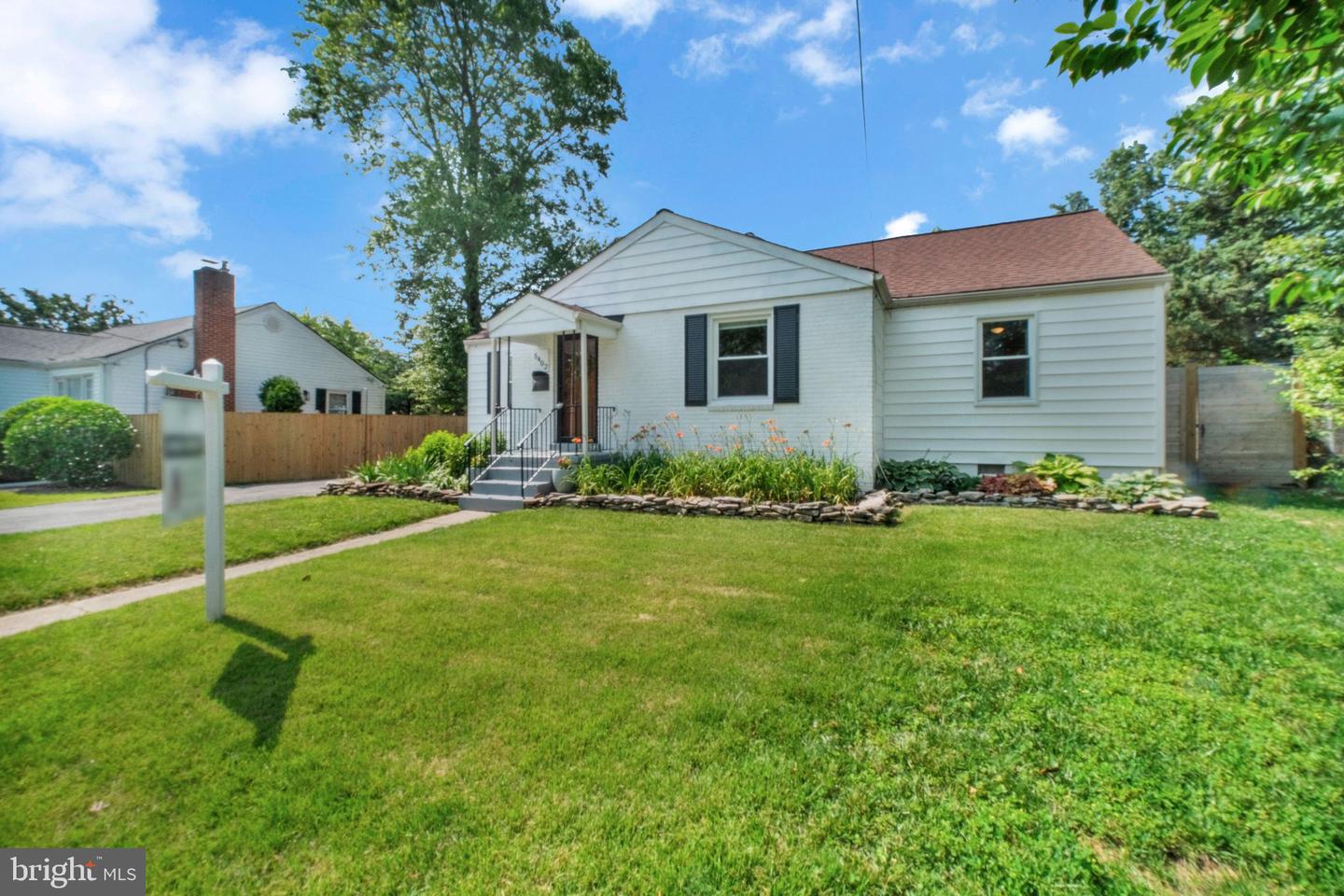 5402 S 12TH ST S, ARLINGTON, Virginia 22204, 5 Bedrooms Bedrooms, ,2 BathroomsBathrooms,Residential,For sale,5402 S 12TH ST S,VAFX2264108 MLS # VAFX2264108