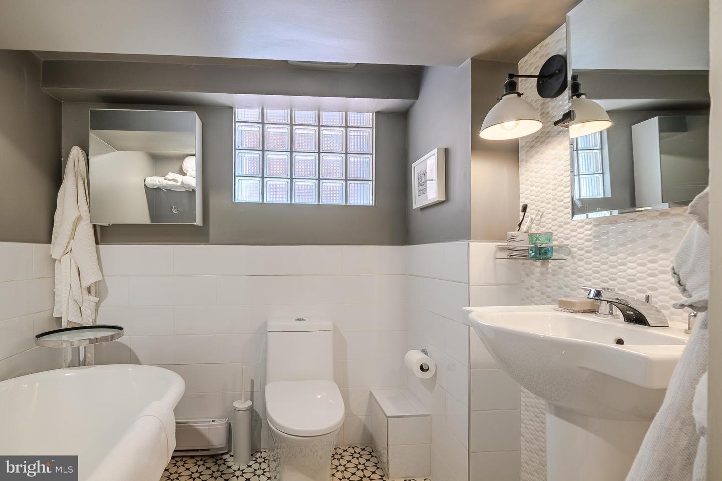 424 4TH ST NE, WASHINGTON, District Of Columbia 20002, 3 Bedrooms Bedrooms, ,3 BathroomsBathrooms,Residential,For sale,424 4TH ST NE,DCDC2209004 MLS # DCDC2209004