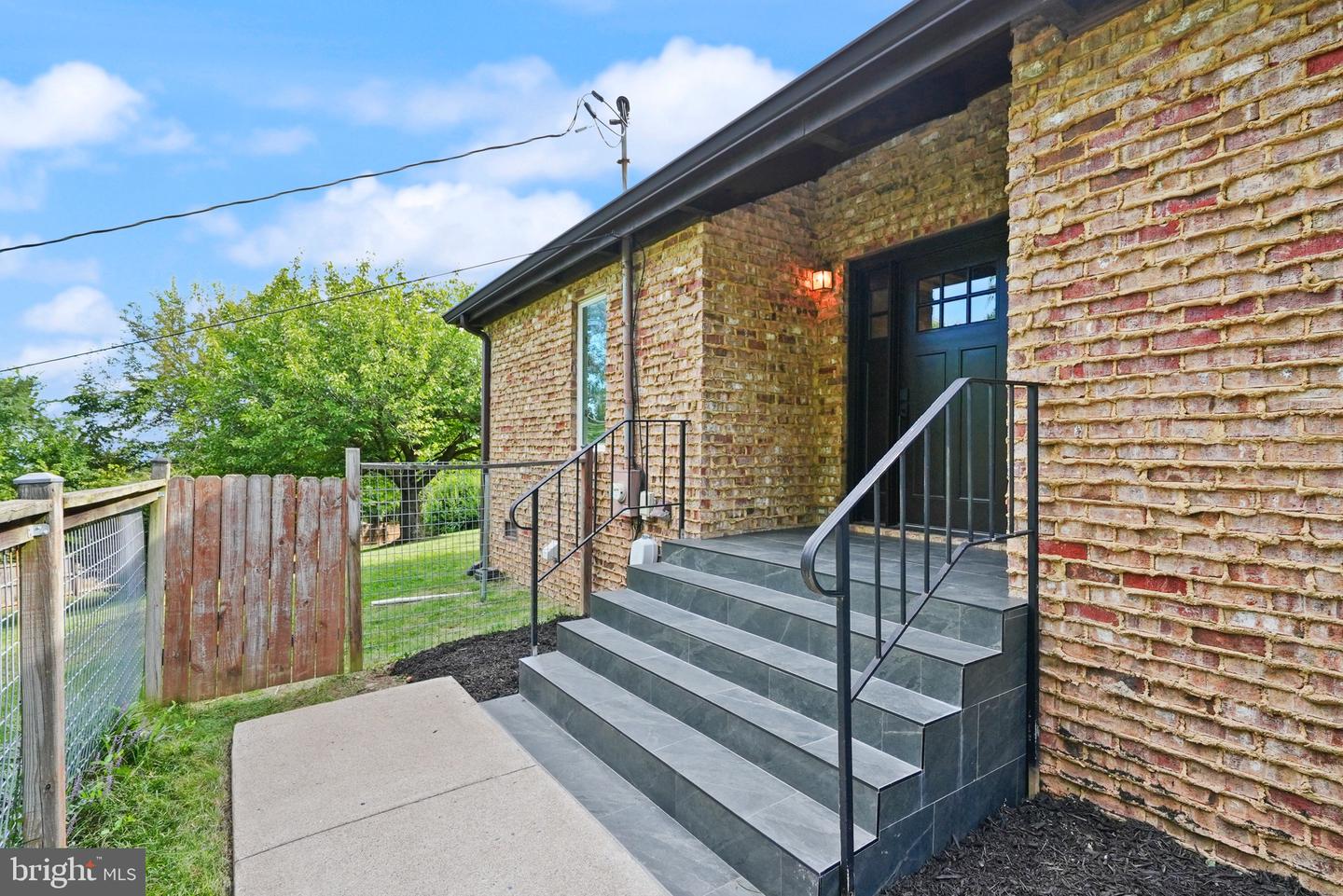 393 HIGH KNOB RD, FRONT ROYAL, Virginia 22630, 2 Bedrooms Bedrooms, ,3 BathroomsBathrooms,Residential,For sale,393 HIGH KNOB RD,VAWR2011652 MLS # VAWR2011652
