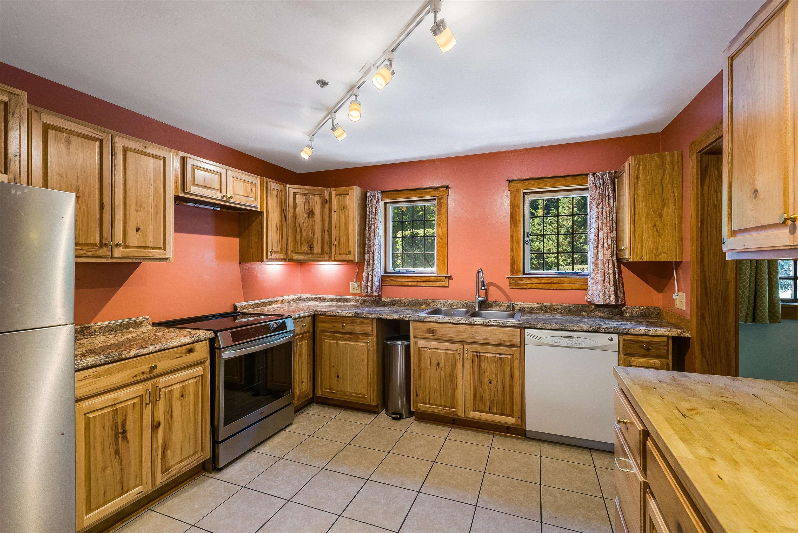 950 W BEVERLEY ST, STAUNTON, Virginia 24401, 3 Bedrooms Bedrooms, ,3 BathroomsBathrooms,Residential,950 W BEVERLEY ST,668681 MLS # 668681