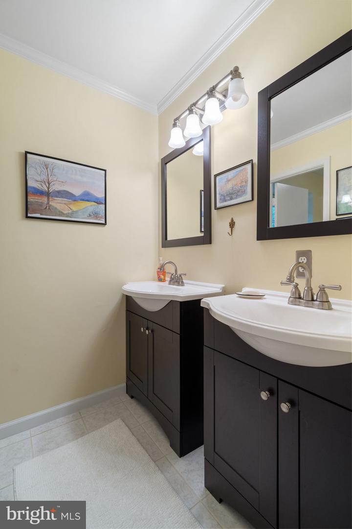 1005 KERGE CT SE, VIENNA, Virginia 22180, 5 Bedrooms Bedrooms, ,3 BathroomsBathrooms,Residential,For sale,1005 KERGE CT SE,VAFX2261324 MLS # VAFX2261324