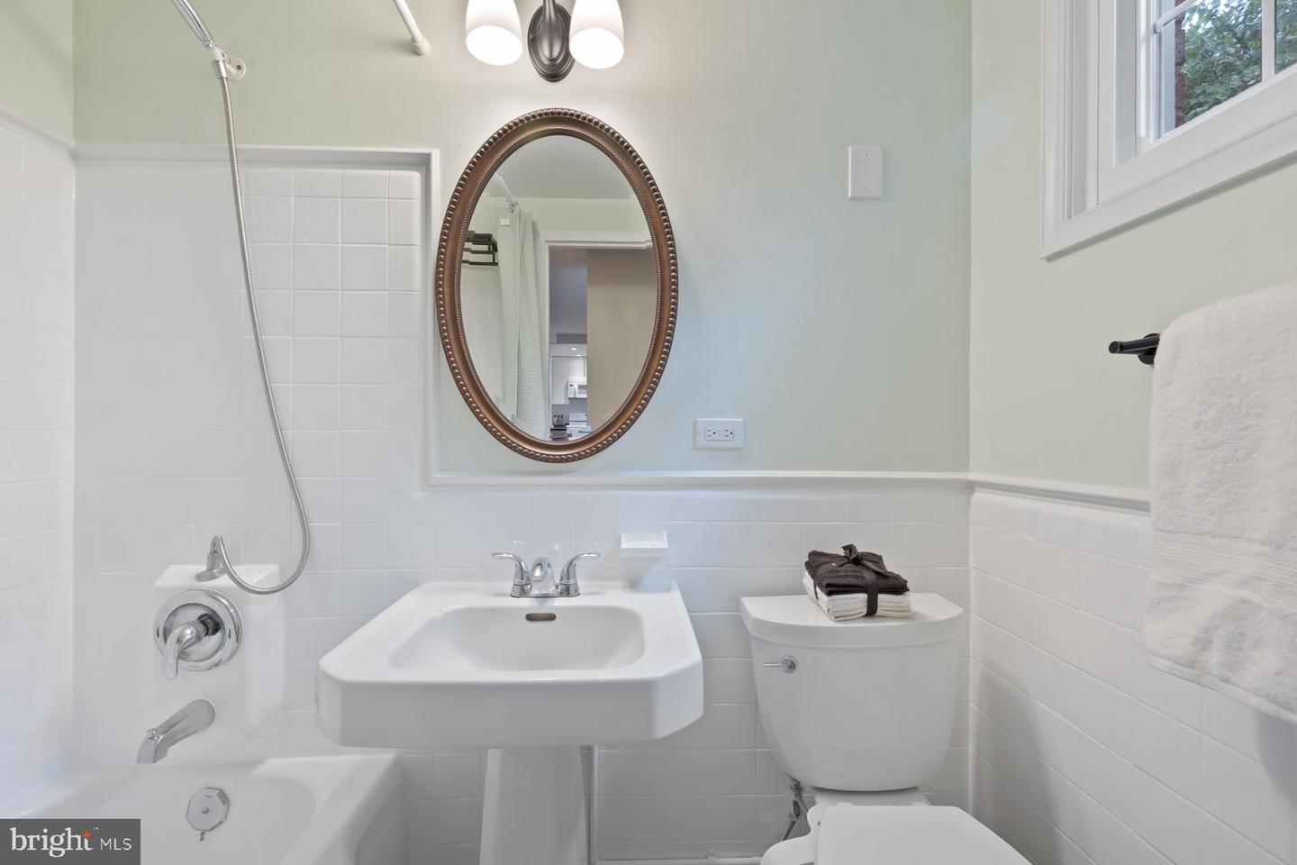 3332 MARTHA CUSTIS DR, ALEXANDRIA, Virginia 22302, 1 Bedroom Bedrooms, 5 Rooms Rooms,1 BathroomBathrooms,Residential,For sale,3332 MARTHA CUSTIS DR,VAAX2048996 MLS # VAAX2048996