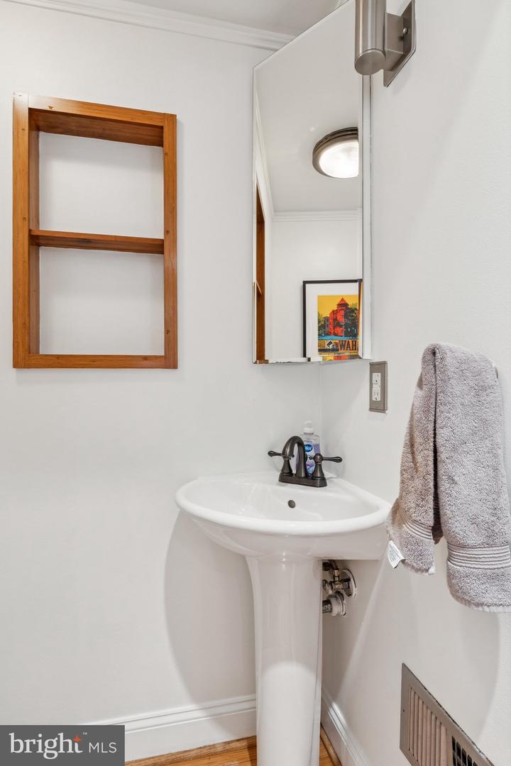 1617 8TH ST NW, WASHINGTON, District Of Columbia 20001, 3 Bedrooms Bedrooms, ,1 BathroomBathrooms,Residential,For sale,1617 8TH ST NW,DCDC2217874 MLS # DCDC2217874
