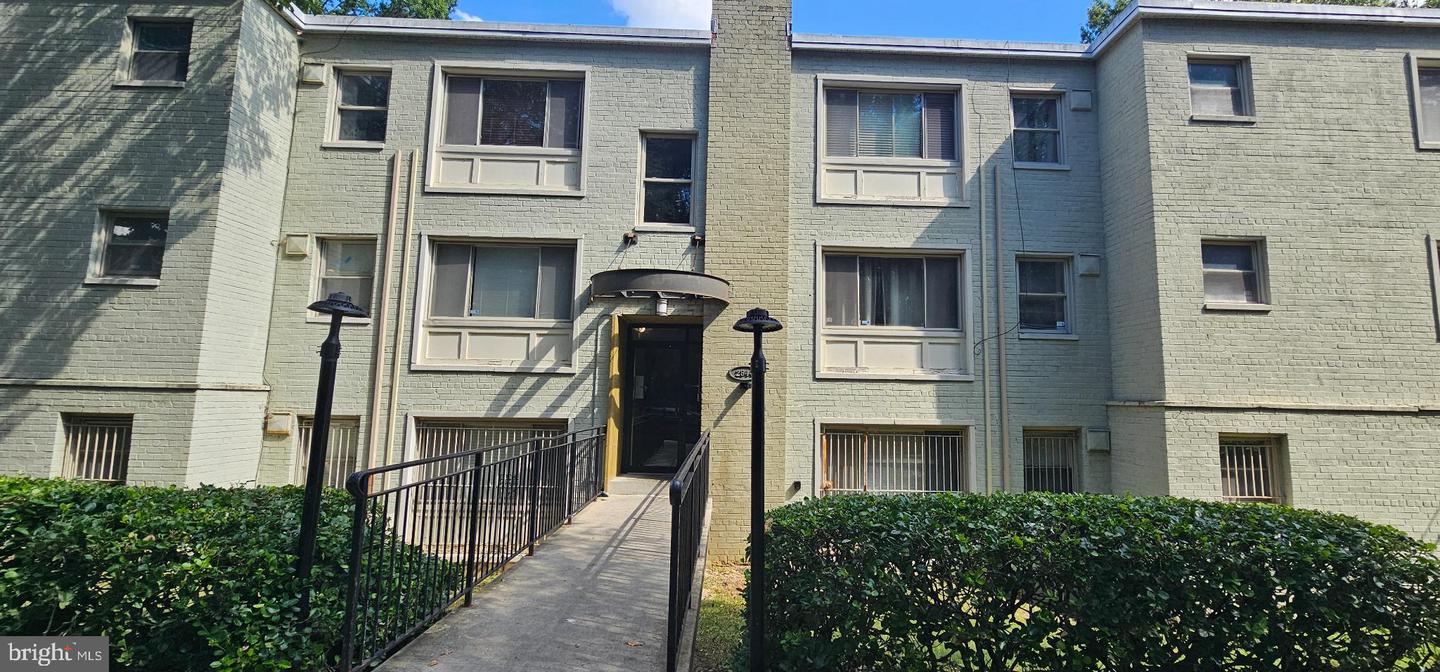 2844 HARTFORD ST SE #301, WASHINGTON, District Of Columbia 20020, 2 Bedrooms Bedrooms, 3 Rooms Rooms,1 BathroomBathrooms,Residential,For sale,2844 HARTFORD ST SE #301,DCDC2220726 MLS # DCDC2220726