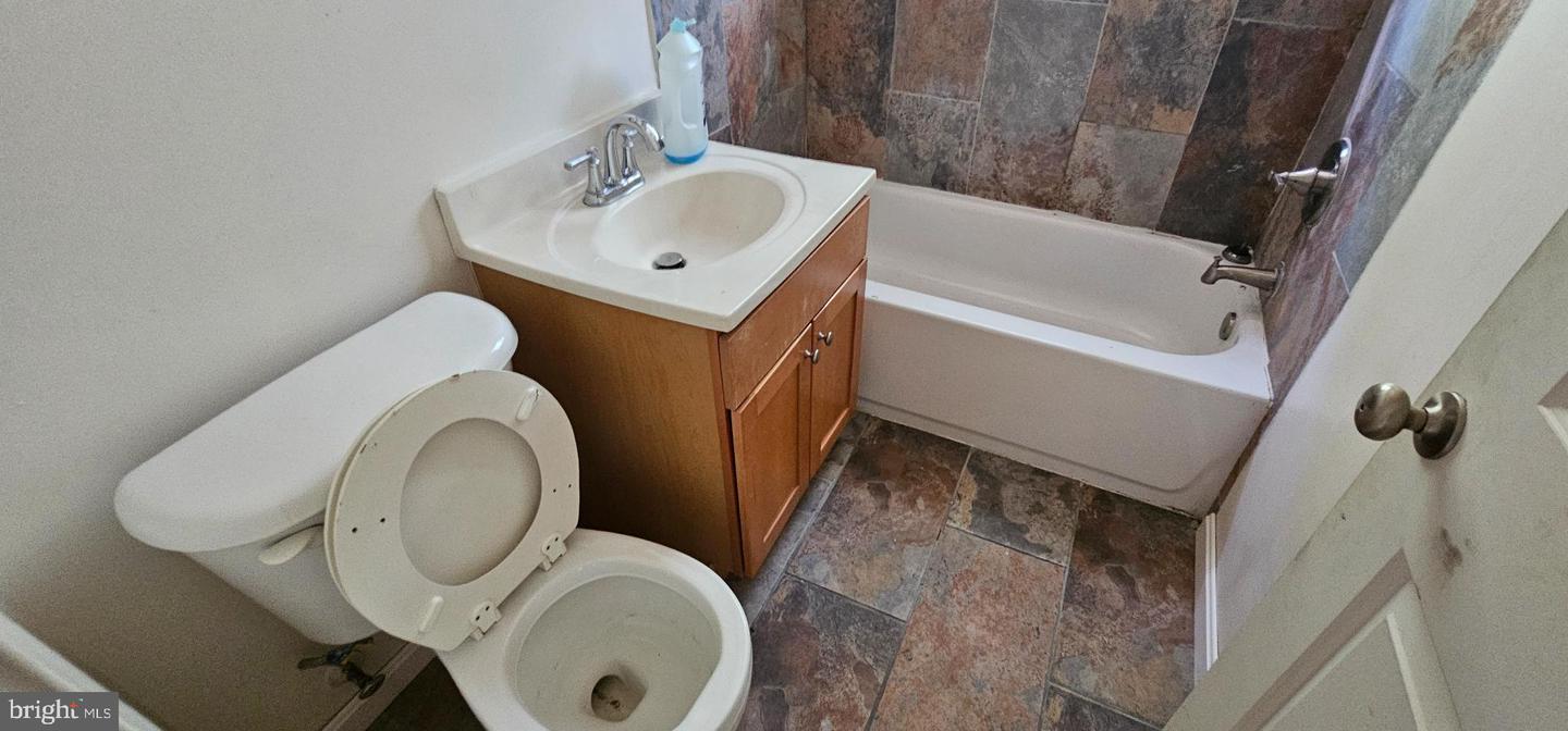 2844 HARTFORD ST SE #301, WASHINGTON, District Of Columbia 20020, 2 Bedrooms Bedrooms, 3 Rooms Rooms,1 BathroomBathrooms,Residential,For sale,2844 HARTFORD ST SE #301,DCDC2220726 MLS # DCDC2220726