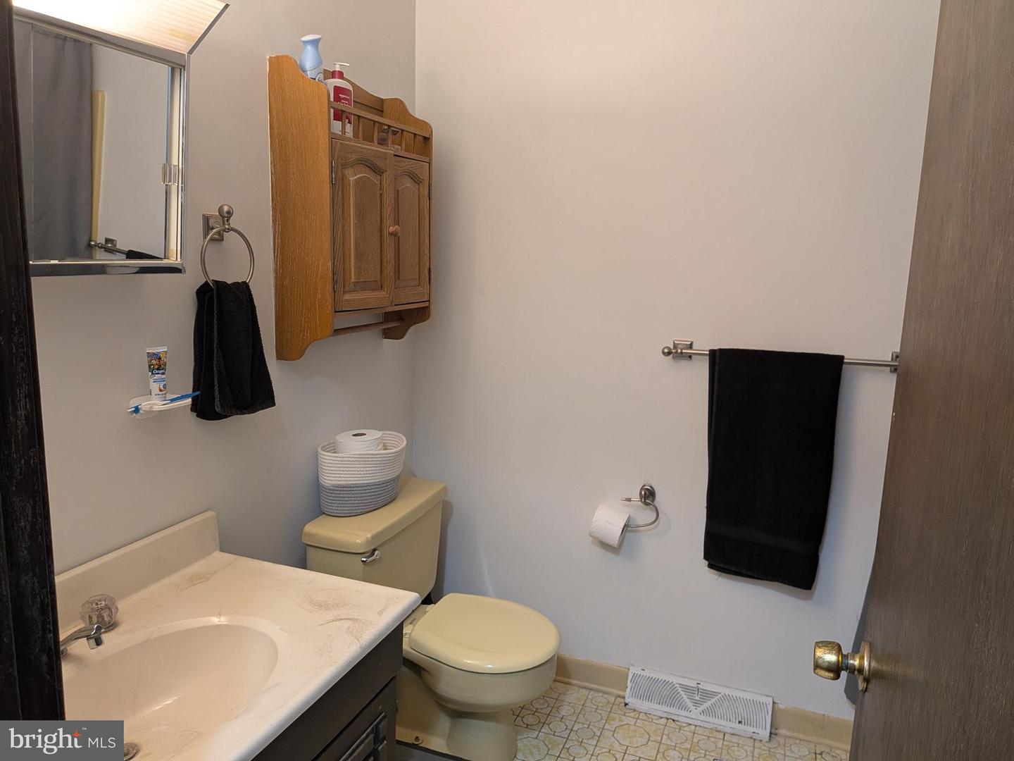 9511 ROGUES RD, MIDLAND, Virginia 22728, 3 Bedrooms Bedrooms, 8 Rooms Rooms,2 BathroomsBathrooms,Residential,For sale,9511 ROGUES RD,VAFQ2018200 MLS # VAFQ2018200