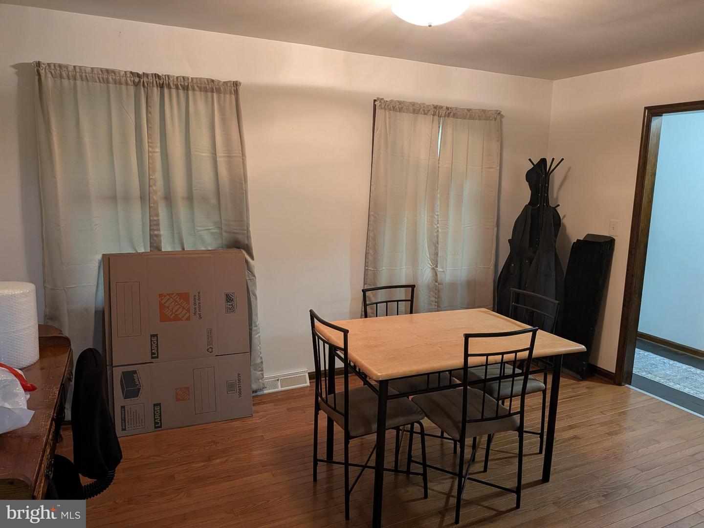 9511 ROGUES RD, MIDLAND, Virginia 22728, 3 Bedrooms Bedrooms, 8 Rooms Rooms,2 BathroomsBathrooms,Residential,For sale,9511 ROGUES RD,VAFQ2018200 MLS # VAFQ2018200