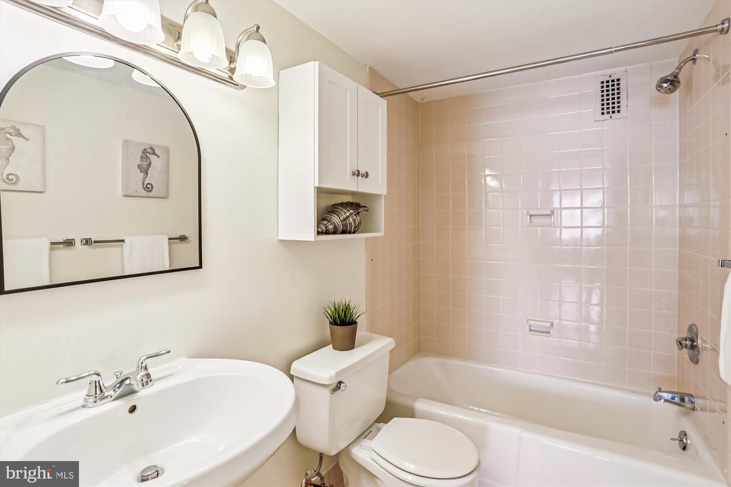 3001 VEAZEY TER NW #1508, WASHINGTON, District Of Columbia 20008, 2 Bedrooms Bedrooms, ,2 BathroomsBathrooms,Residential,For sale,3001 VEAZEY TER NW #1508,DCDC2213310 MLS # DCDC2213310