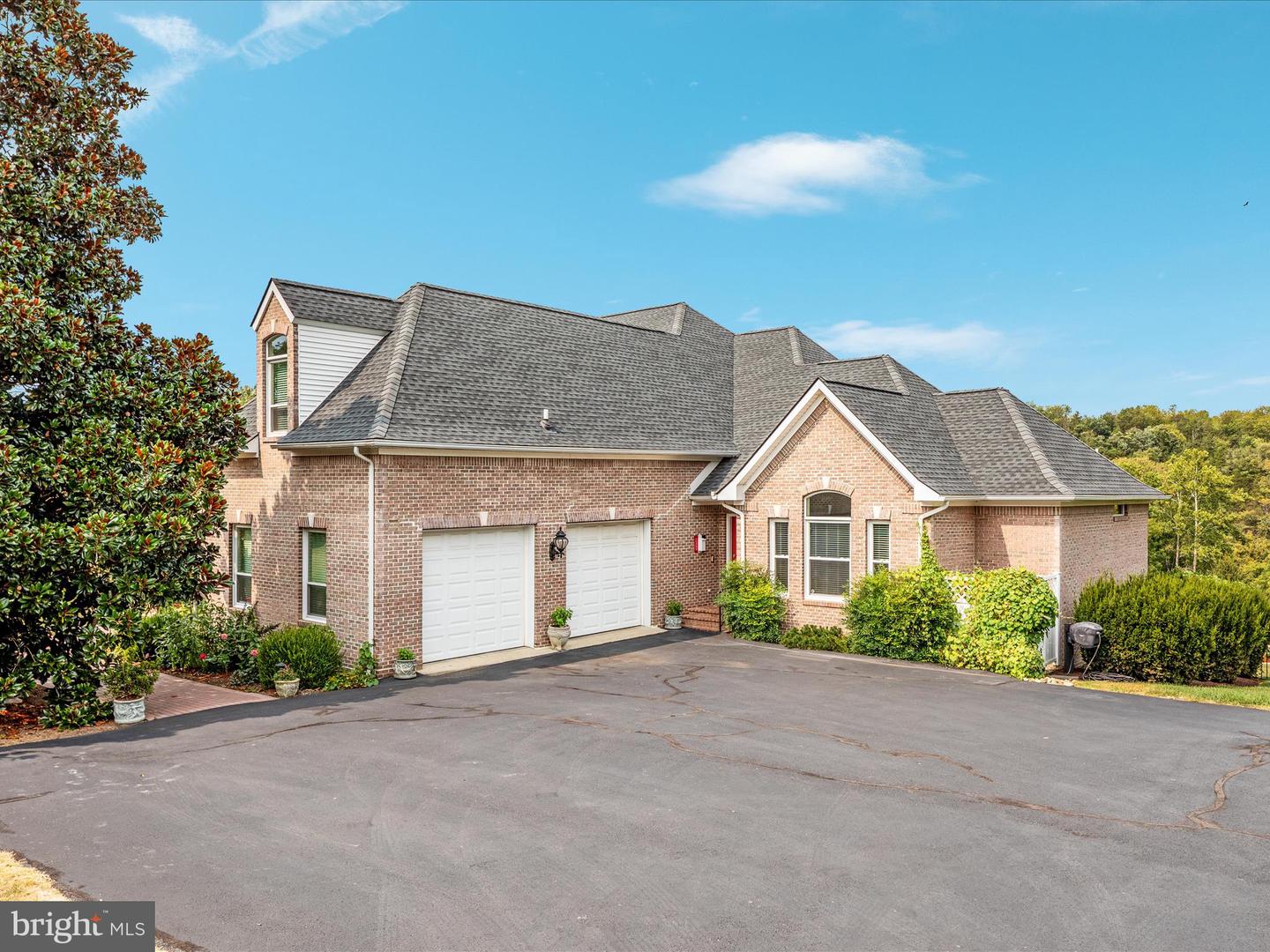 398 CLIFFSIDE DR, EDINBURG, Virginia 22824, 5 Bedrooms Bedrooms, ,4 BathroomsBathrooms,Residential,For sale,398 CLIFFSIDE DR,VASH2012280 MLS # VASH2012280