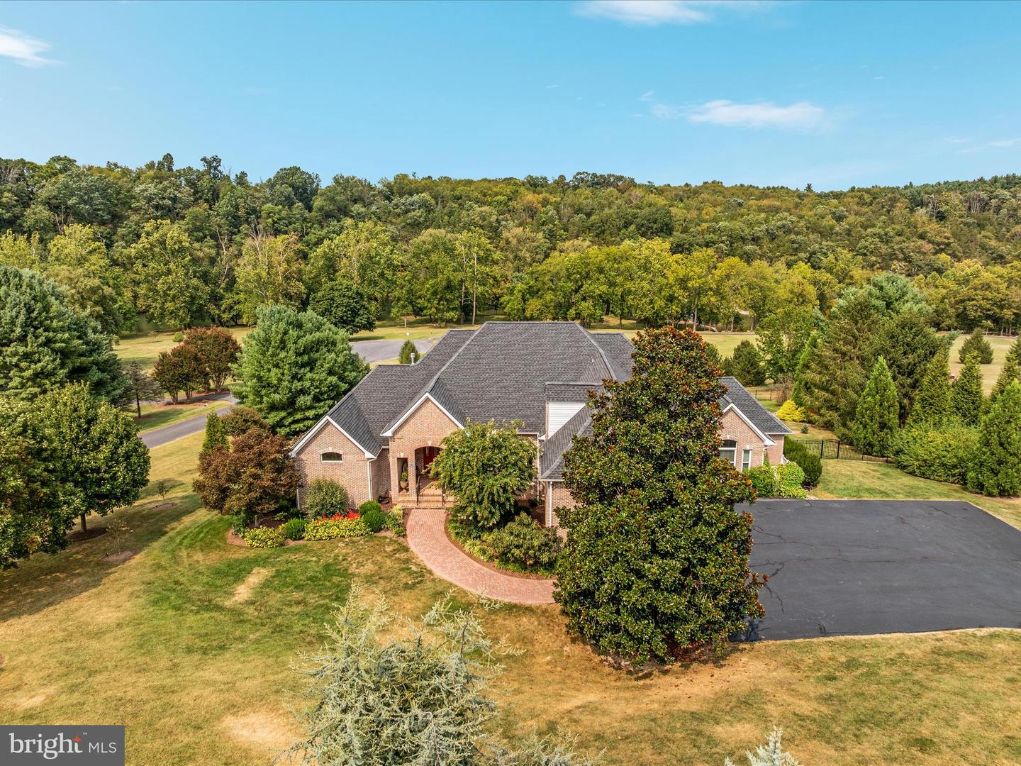 398 CLIFFSIDE DR, EDINBURG, Virginia 22824, 5 Bedrooms Bedrooms, ,4 BathroomsBathrooms,Residential,For sale,398 CLIFFSIDE DR,VASH2012280 MLS # VASH2012280