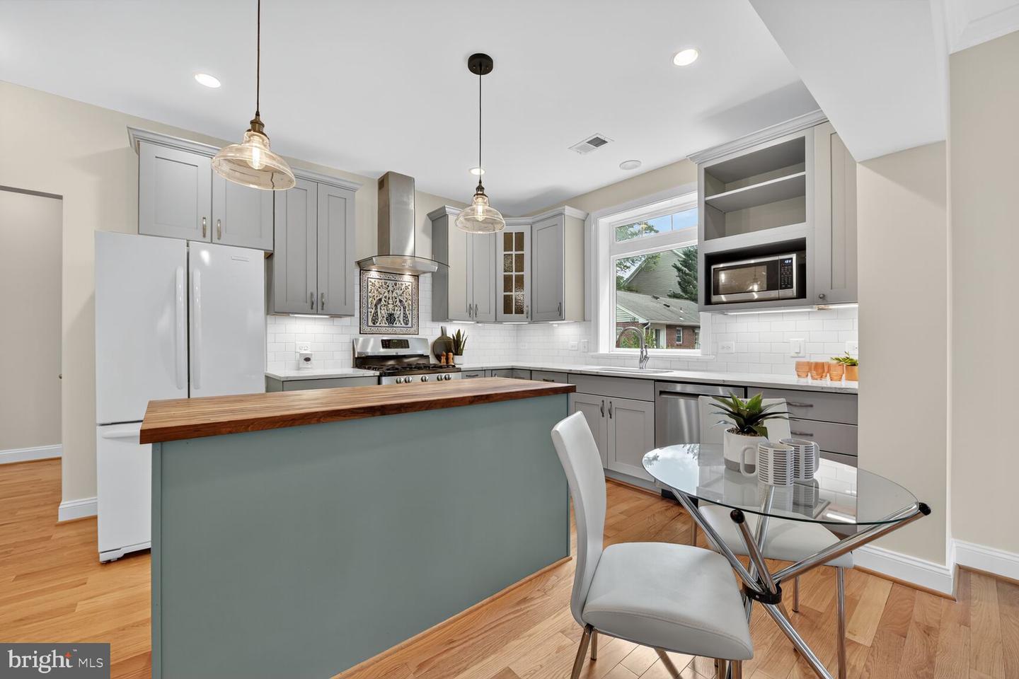 2828 N VAN BUREN ST, ARLINGTON, Virginia 22213, 5 Bedrooms Bedrooms, ,5 BathroomsBathrooms,Residential,For sale,2828 N VAN BUREN ST,VAAR2062550 MLS # VAAR2062550