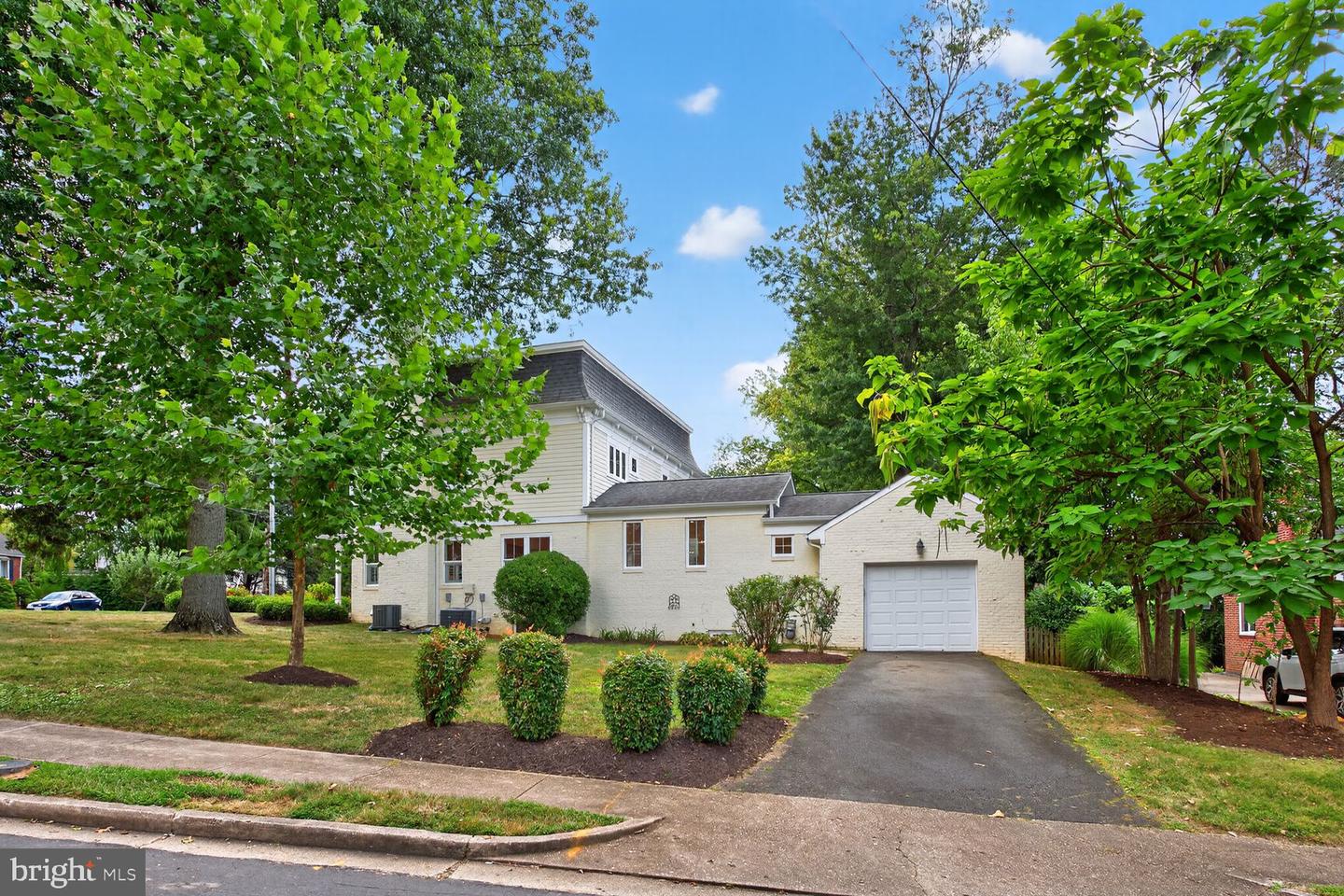 2828 N VAN BUREN ST, ARLINGTON, Virginia 22213, 5 Bedrooms Bedrooms, ,5 BathroomsBathrooms,Residential,For sale,2828 N VAN BUREN ST,VAAR2062550 MLS # VAAR2062550