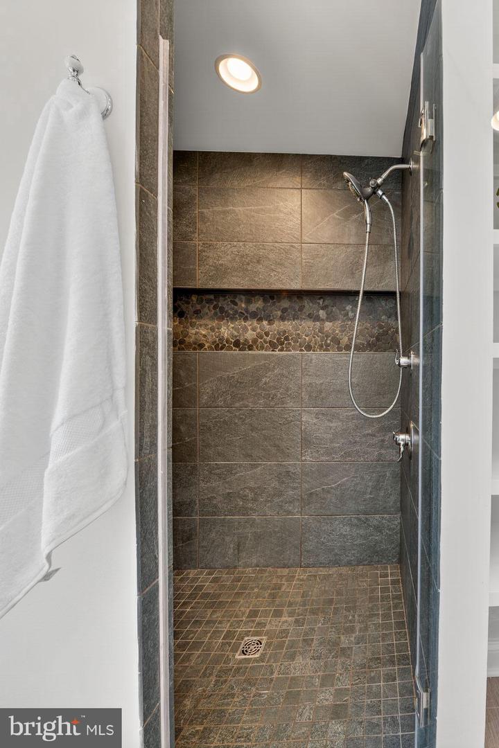 2828 N VAN BUREN ST, ARLINGTON, Virginia 22213, 5 Bedrooms Bedrooms, ,5 BathroomsBathrooms,Residential,For sale,2828 N VAN BUREN ST,VAAR2062550 MLS # VAAR2062550