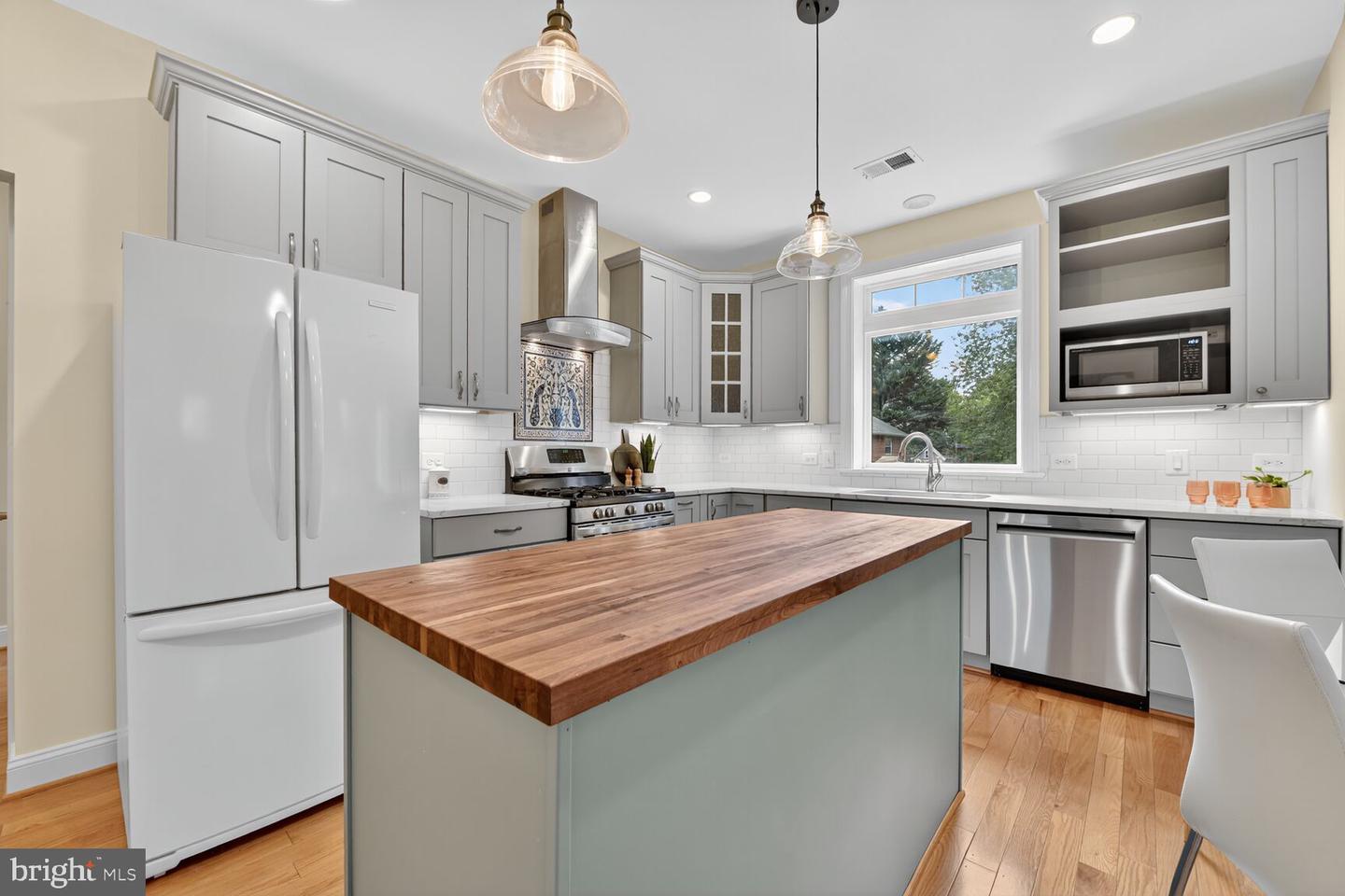 2828 N VAN BUREN ST, ARLINGTON, Virginia 22213, 5 Bedrooms Bedrooms, ,5 BathroomsBathrooms,Residential,For sale,2828 N VAN BUREN ST,VAAR2062550 MLS # VAAR2062550
