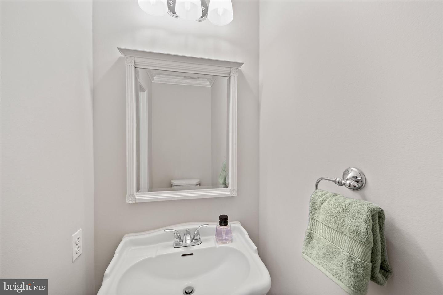 43876 LABURNUM SQ, ASHBURN, Virginia 20147, 3 Bedrooms Bedrooms, ,2 BathroomsBathrooms,Residential,For sale,43876 LABURNUM SQ,VALO2105122 MLS # VALO2105122