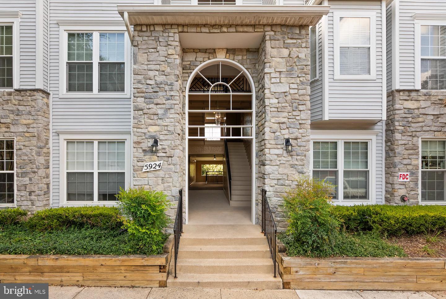 5924 FOUNDERS HILL DR #203, ALEXANDRIA, Virginia 22310, 2 Bedrooms Bedrooms, ,2 BathroomsBathrooms,Residential,For sale,5924 FOUNDERS HILL DR #203,VAFX2263190 MLS # VAFX2263190