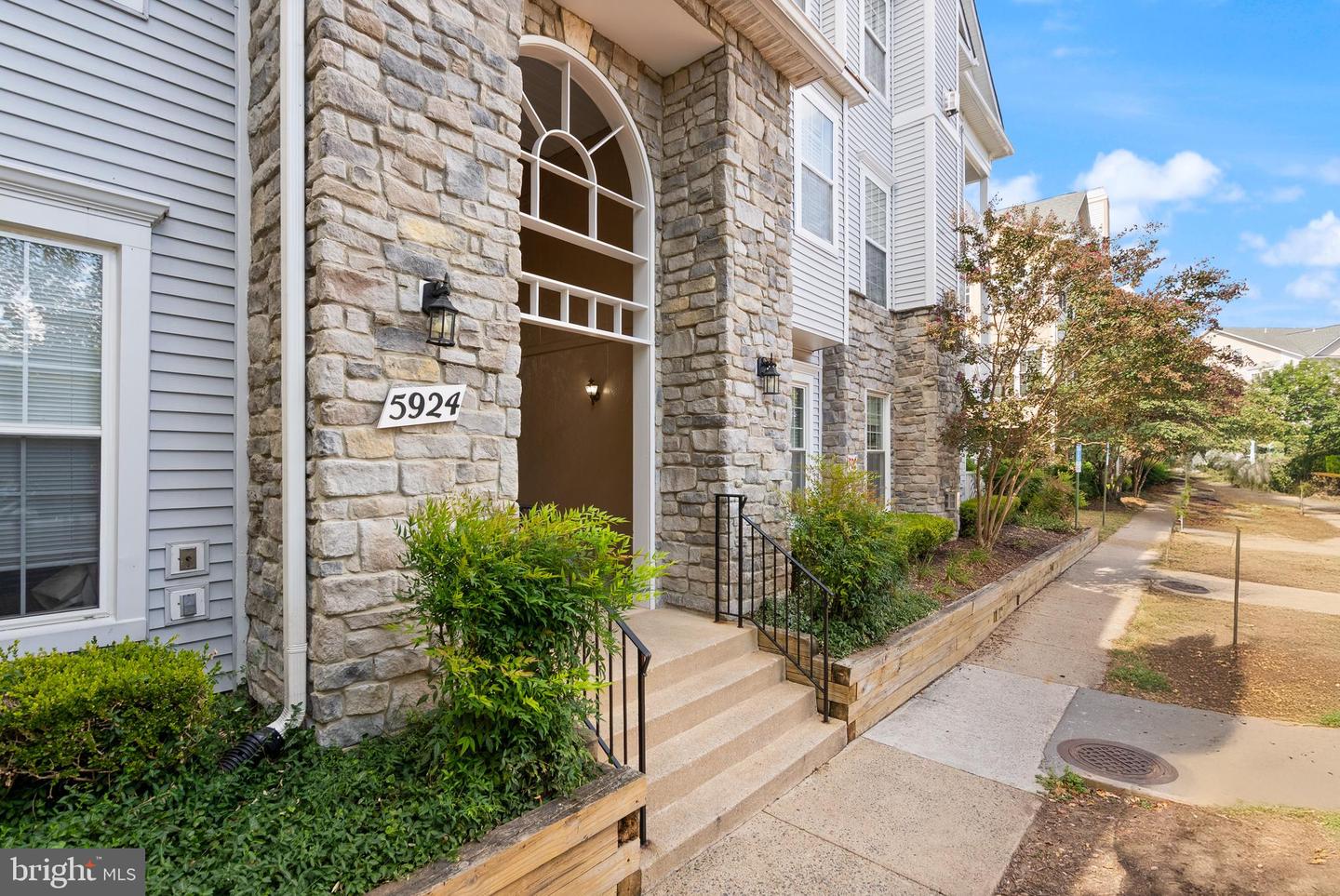 5924 FOUNDERS HILL DR #203, ALEXANDRIA, Virginia 22310, 2 Bedrooms Bedrooms, ,2 BathroomsBathrooms,Residential,For sale,5924 FOUNDERS HILL DR #203,VAFX2263190 MLS # VAFX2263190