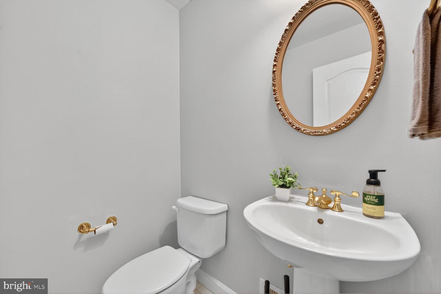 9512 LAGERSFIELD CIR, VIENNA, Virginia 22181, 4 Bedrooms Bedrooms, 8 Rooms Rooms,3 BathroomsBathrooms,Residential,For sale,9512 LAGERSFIELD CIR,VAFX2264378 MLS # VAFX2264378