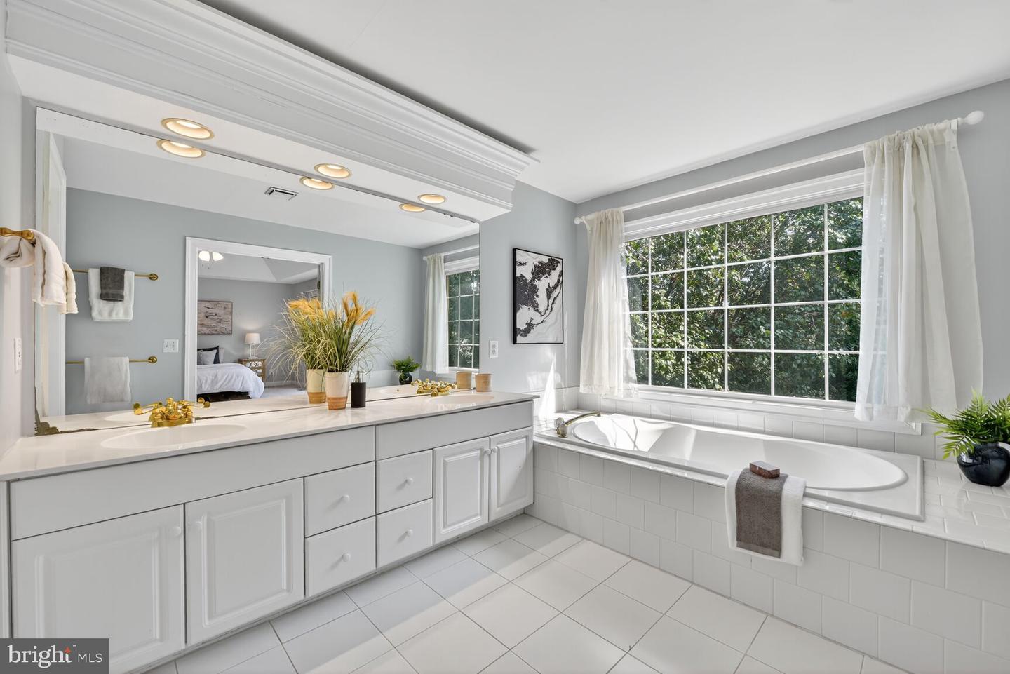 9512 LAGERSFIELD CIR, VIENNA, Virginia 22181, 4 Bedrooms Bedrooms, 8 Rooms Rooms,3 BathroomsBathrooms,Residential,For sale,9512 LAGERSFIELD CIR,VAFX2264378 MLS # VAFX2264378