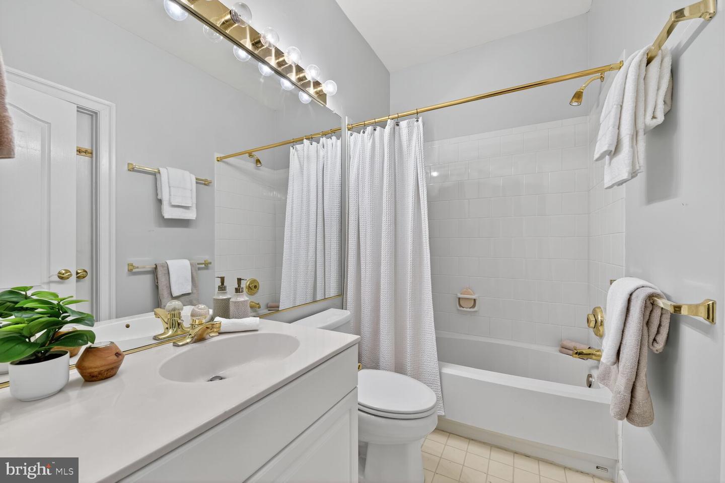 9512 LAGERSFIELD CIR, VIENNA, Virginia 22181, 4 Bedrooms Bedrooms, 8 Rooms Rooms,3 BathroomsBathrooms,Residential,For sale,9512 LAGERSFIELD CIR,VAFX2264378 MLS # VAFX2264378