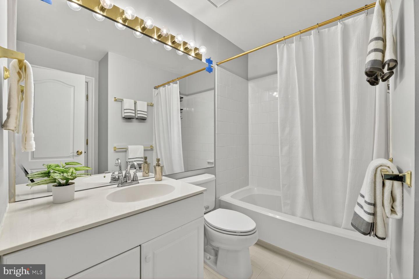 9512 LAGERSFIELD CIR, VIENNA, Virginia 22181, 4 Bedrooms Bedrooms, 8 Rooms Rooms,3 BathroomsBathrooms,Residential,For sale,9512 LAGERSFIELD CIR,VAFX2264378 MLS # VAFX2264378