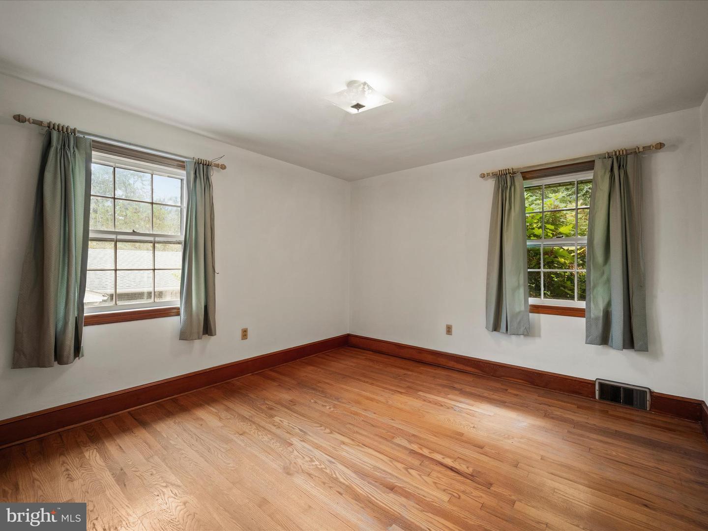 939 S MARSHALL ST, FRONT ROYAL, Virginia 22630, 3 Bedrooms Bedrooms, ,2 BathroomsBathrooms,Residential,For sale,939 S MARSHALL ST,VAWR2012188 MLS # VAWR2012188