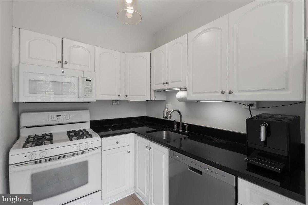 3028 WISCONSIN AVE NW #APT402, WASHINGTON, District Of Columbia 20016, 2 Bedrooms Bedrooms, ,2 BathroomsBathrooms,Residential,For sale,3028 WISCONSIN AVE NW #APT402,DCDC2220304 MLS # DCDC2220304