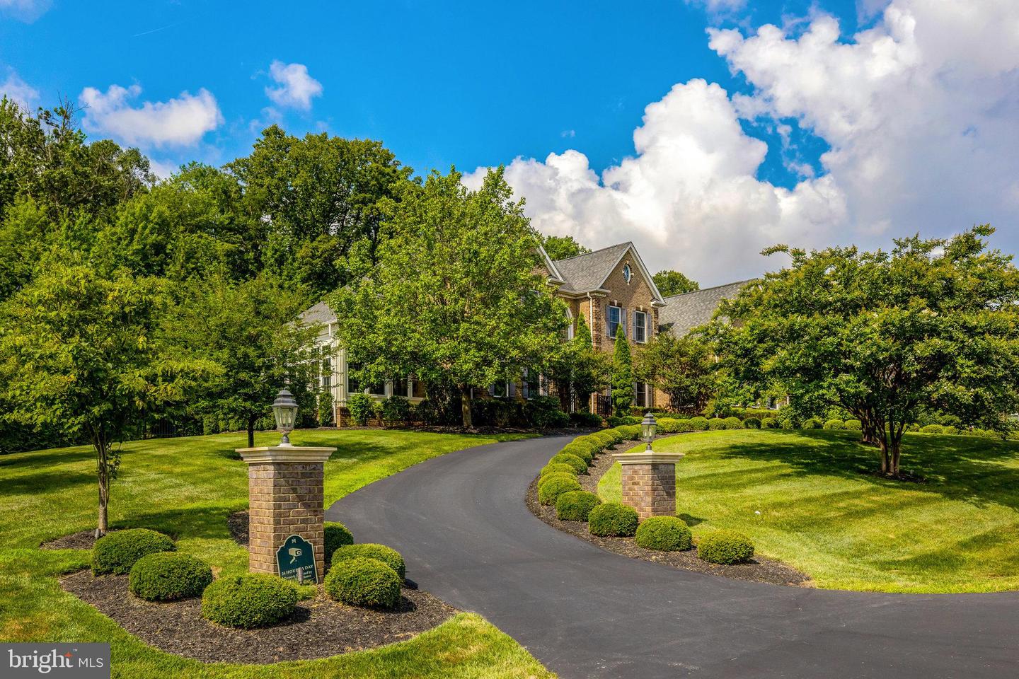1678 HUNTING CREST WAY, VIENNA, Virginia 22182, 4 Bedrooms Bedrooms, ,5 BathroomsBathrooms,Residential,For sale,1678 HUNTING CREST WAY,VAFX2265328 MLS # VAFX2265328