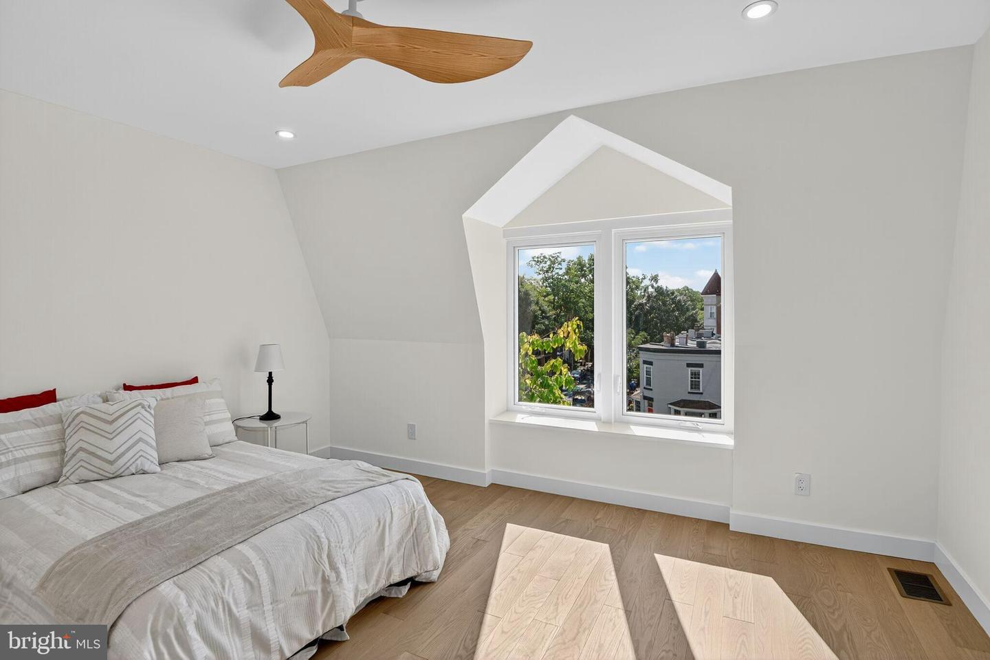 3303 SHERMAN AVE NW #B, WASHINGTON, District Of Columbia 20010, 3 Bedrooms Bedrooms, 9 Rooms Rooms,2 BathroomsBathrooms,Residential,For sale,3303 SHERMAN AVE NW #B,DCDC2220812 MLS # DCDC2220812